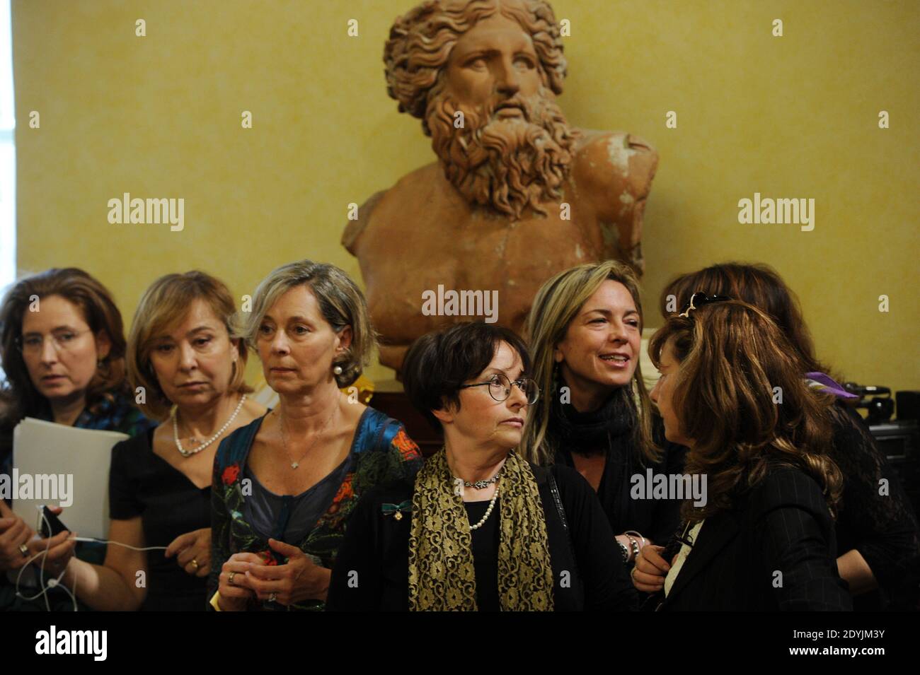 Le donne ministri del nuovo governo italiano arrivano prima dell'inizio del primo ministro Enrico letta, primo incontro di gabinetto a Roma, a Palazzo Chigi, il 28 aprile 2013. Foto di Eric Vandeville/ABACAPRESS.COM Foto Stock