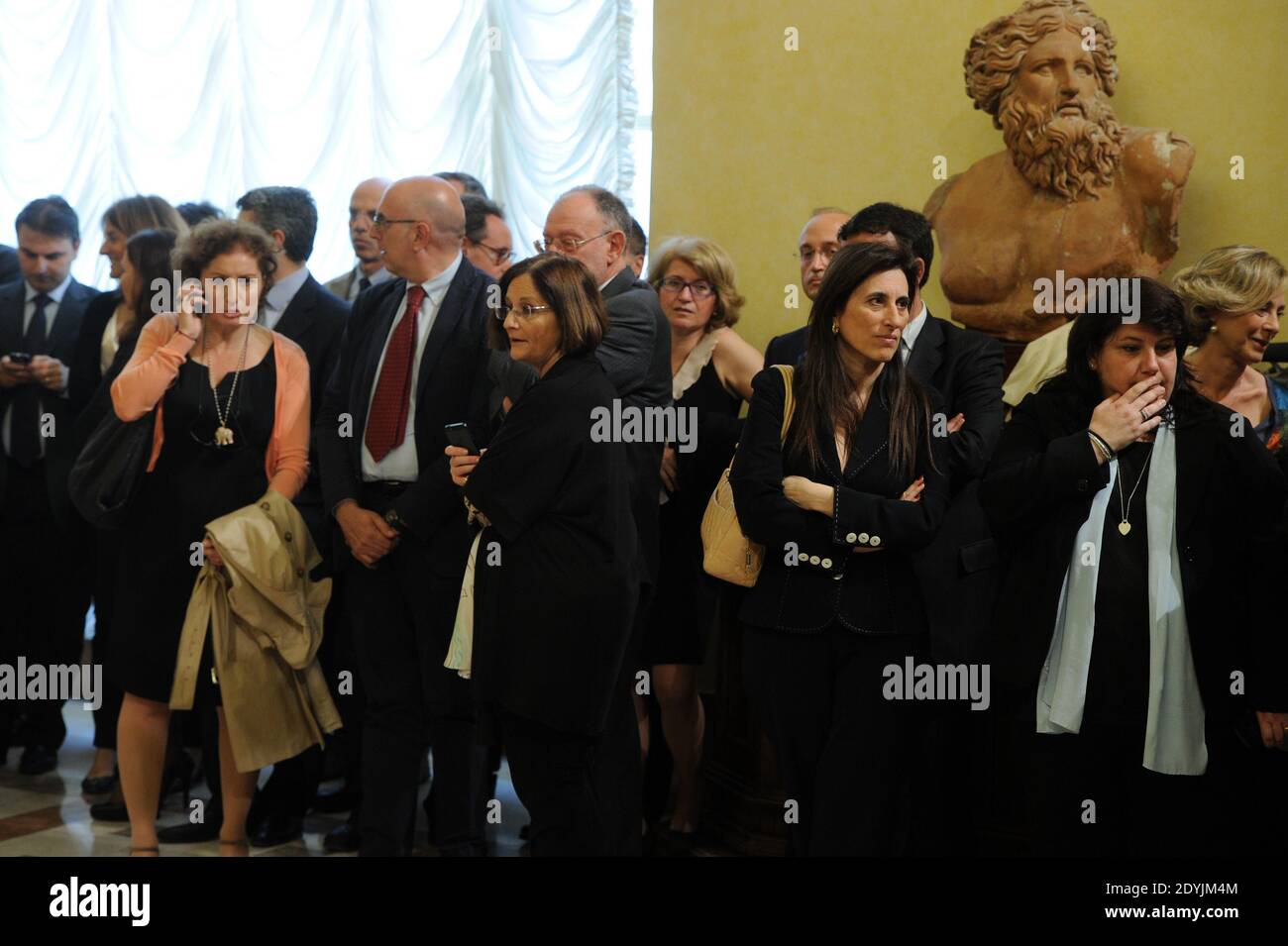 I membri del nuovo governo italiano arrivano prima dell'inizio del primo ministro Enrico letta, primo incontro del gabinetto a Roma, a Palazzo Chigi, il 28 aprile 2013. Foto di Eric Vandeville/ABACAPRESS.COM Foto Stock