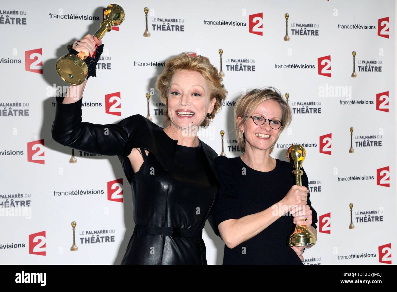 Caroline Sihol (L) si presenta con il Premio Teatro privato per la commedia 'De Fleurs pour Algernon' e il regista Anne Kesler si pone con il premio miglior attore ricevuto per conto di Gregory Gadebois per il suo ruolo in 'De fleurs pour Algernon' durante la cerimonia di premiazione '1° Palmares du Theatre' La Plaine Saint-Denis, vicino a Parigi, Francia il 28 aprile 2013. Il Prix du Palmares du Theatre sostituisce i Moliere Awards. Foto di Aurore Marechal/ABACAPRESS.COM Foto Stock