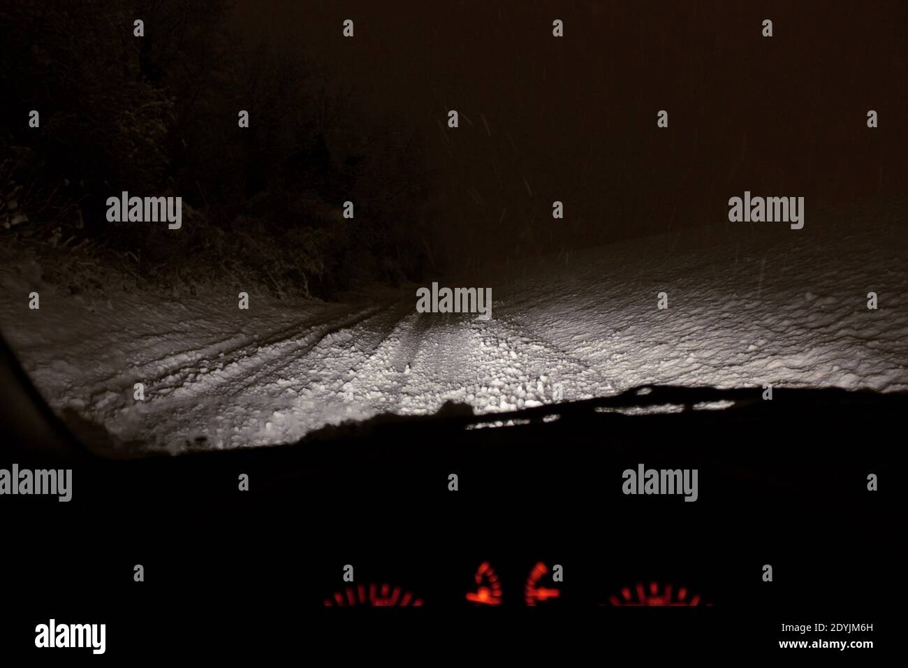 Strada coperta di neve vista dall'interno dell'auto. Foto Stock