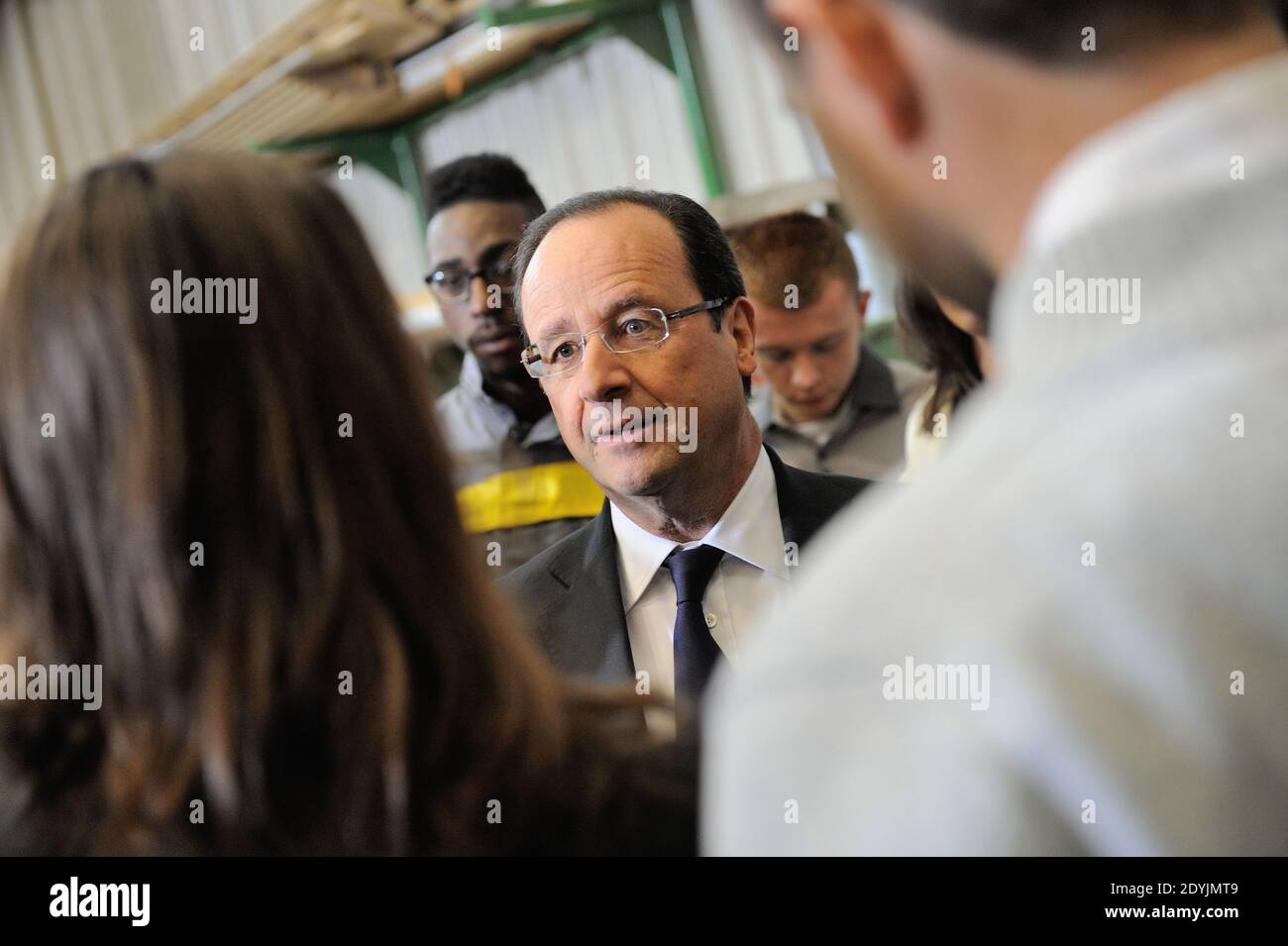 Il presidente francese Francois Hollande visita la società GCC (società di lavori pubblici per edifici). Les Mureaux, Francia, il 30 aprile 2013. Foto di Jacques Witt/piscina/ABACAPRESS.COM Foto Stock