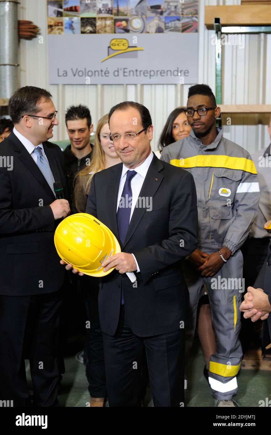 Il presidente francese Francois Hollande visita la società GCC (società di lavori pubblici per edifici). Les Mureaux, Francia, il 30 aprile 2013. Foto di Jacques Witt/piscina/ABACAPRESS.COM Foto Stock