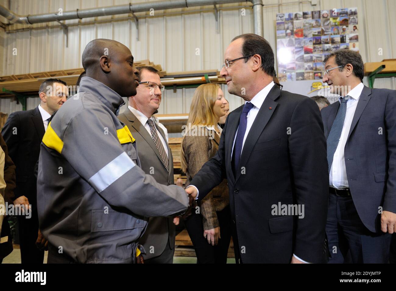 Il presidente francese Francois Hollande visita la società GCC (società di lavori pubblici per edifici). Les Mureaux, Francia, il 30 aprile 2013. Foto di Jacques Witt/piscina/ABACAPRESS.COM Foto Stock