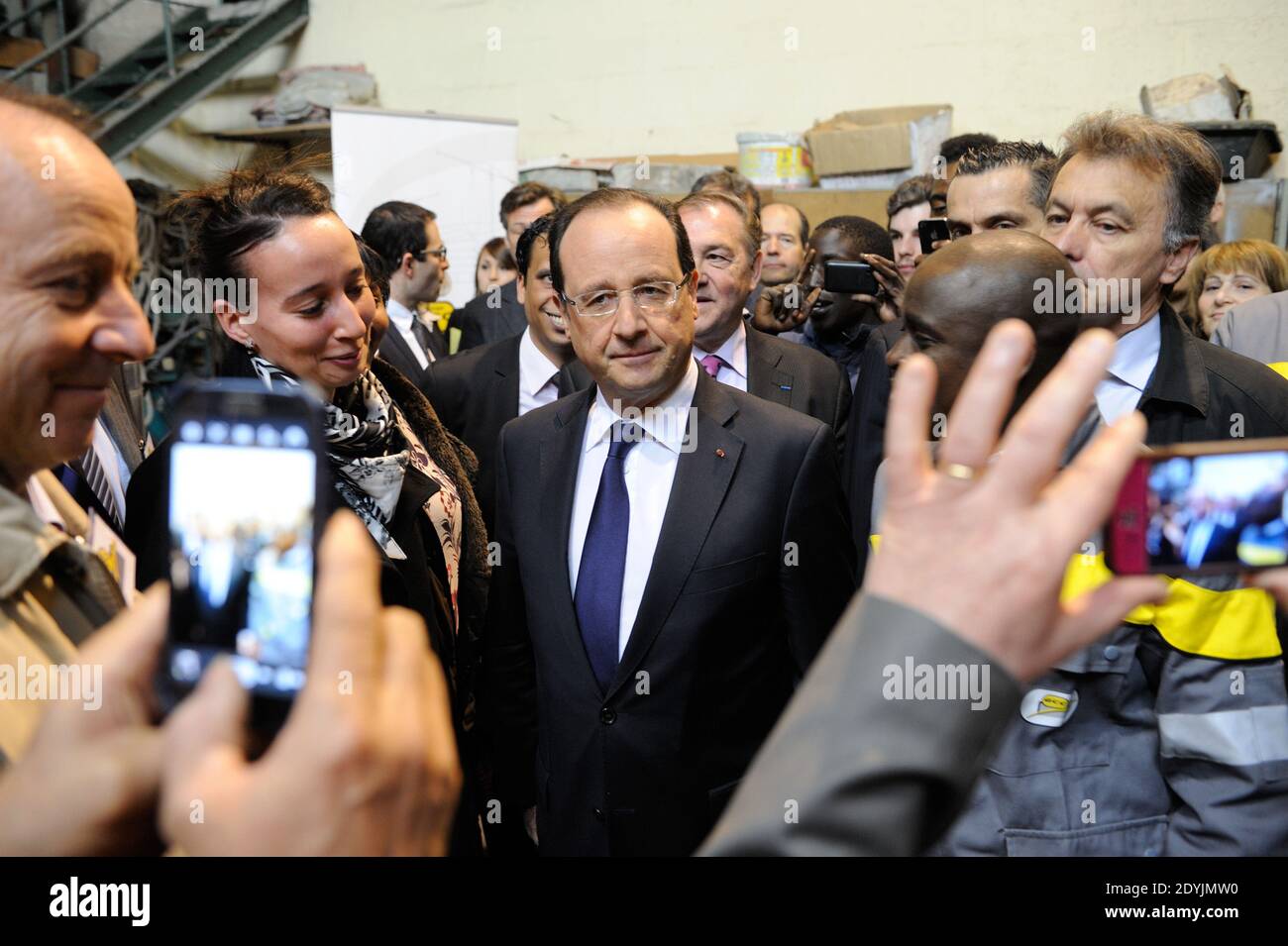Il presidente francese Francois Hollande visita la società GCC (società di lavori pubblici per edifici). Les Mureaux, Francia, il 30 aprile 2013. Foto di Jacques Witt/piscina/ABACAPRESS.COM Foto Stock