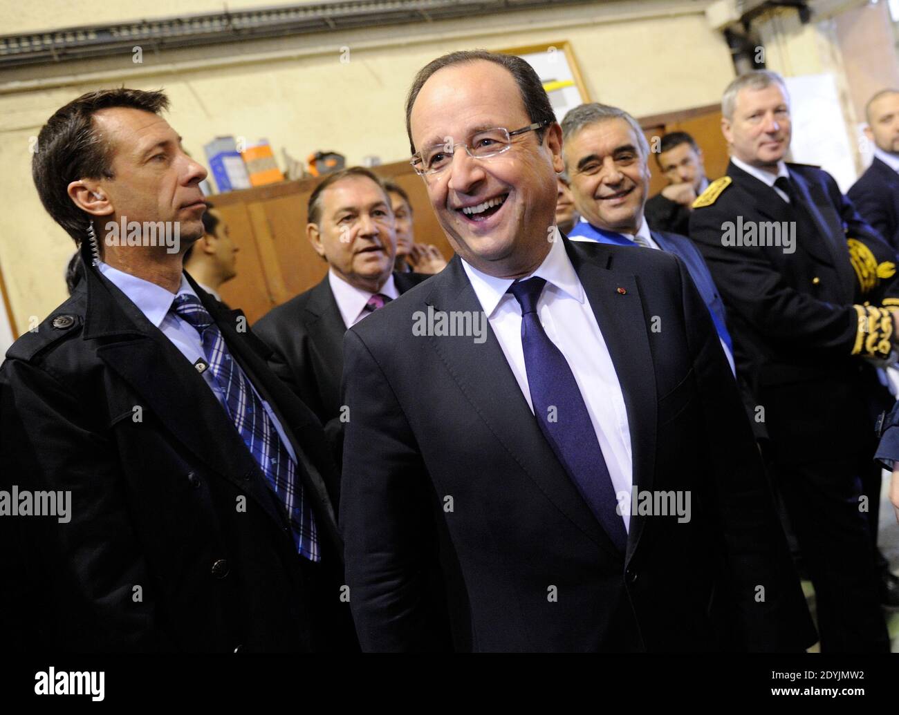 Il presidente francese Francois Hollande visita la società GCC (società di lavori pubblici per edifici). Les Mureaux, Francia, il 30 aprile 2013. Foto di Jacques Witt/piscina/ABACAPRESS.COM Foto Stock