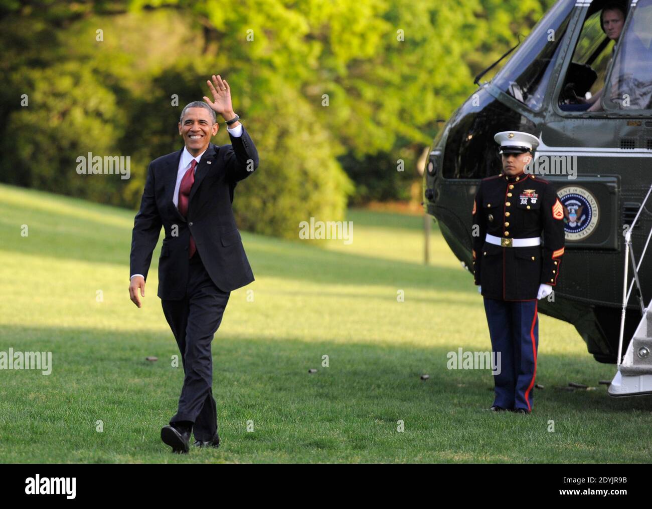 Il presidente DEGLI STATI UNITI Barack Obama ondeggia agli ospiti della First Lady Michelle Obama sul balcone Truman mentre ritorna alla Casa Bianca dopo i suoi incontri al vertice in Messico e Costa Rica a Washington, DC, USA, il 04 maggio 2013. Foto di Mike Theiler/Pool/ABACAPRESS.COM Foto Stock