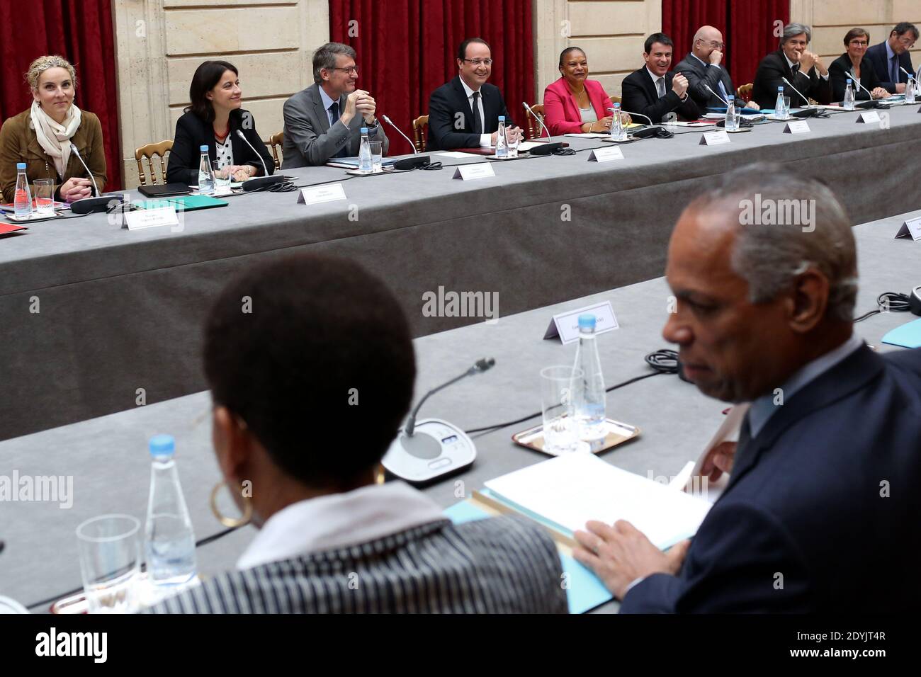 Ministro dell'ecologia, dello sviluppo sostenibile e dell'energia Delphine Batho, Ministro dell'Istruzione Vincent Peillon, Ministro dell'uguaglianza dei territori e dell'edilizia Cecile Duflot, presidente Francois Hollande, Ministro della Giustizia Christiane Taubira, Ministro degli interni Manuel Valls e del lavoro, Occupazione e dialogo sociale il Ministro Michel sapin e il Ministro per i territori d'oltremare Victorin Lurel prendono parte ad un gabinetto speciale del Ministro con il primo Ministro e tutti i Ministri del suo governo, presso il palazzo presidenziale Elysee a Parigi, Francia, il 6 maggio 2013. Foto di Stephane Lemouton/ABACAPRESS.COM Foto Stock