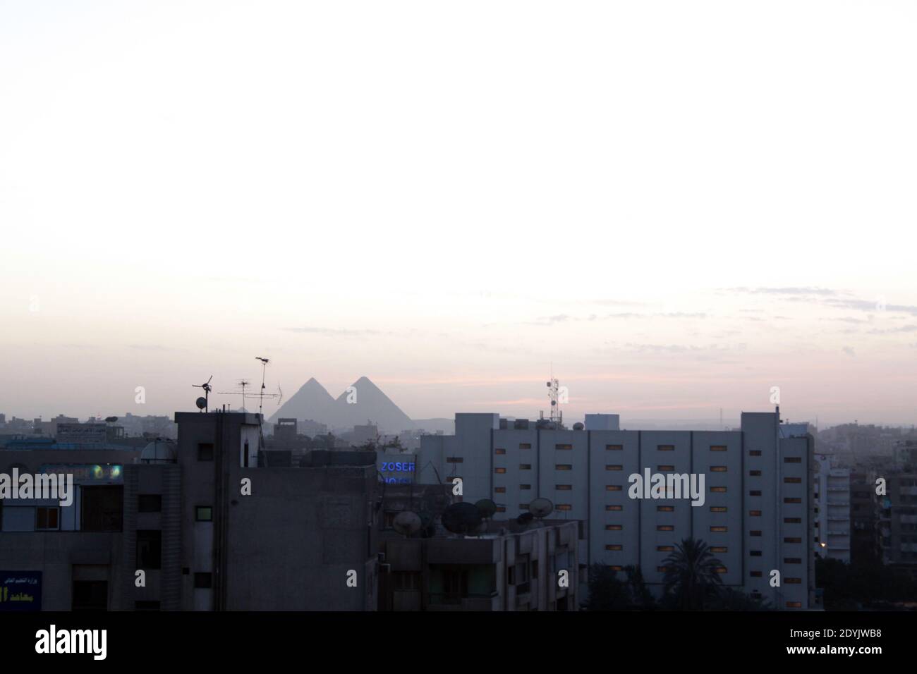 Pyramides vues du Caire au coucher du soleil en hiver Foto Stock