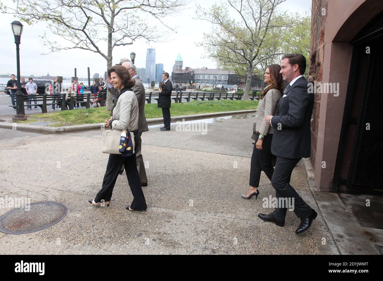 Re Carl XVI Gustaf di Svezia con la regina Silvia di Svezia e la principessa Madeleine di Svezia con il suo fidanzato britannico-americano Chris o'Neill assistere ad una cerimonia al Tour of Castle Clinton National Monument in Battery Park, New York City, NY, USA, l'8 maggio 2013. Ciò fa parte della celebrazione del giubileo del 375 dello sbarco svedese e della visita delle loro Maestà Carl XVI Gustaf e della Regina Silvia di Svezia. Foto di Charles Guerin/ABACAPRESS.COM Foto Stock