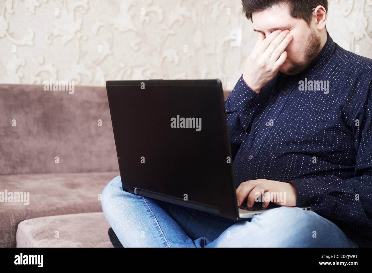 Concetto, un uomo caucasico ha un dolore nei suoi occhi a causa della nota faggio, copie di spazio Foto Stock Concetto, un uomo caucasico ha un dolore nei suoi occhi a causa della nota faggio, copie di spazio Foto Stock
