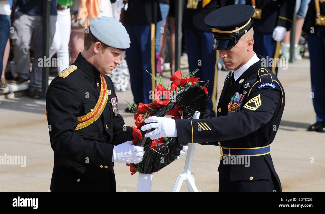 Il principe ereditario Harry depone una corona alla tomba degli Unknowns durante il secondo giorno della sua visita negli Stati Uniti al cimitero nazionale di Arlington, VA, USA il 10 maggio 2013. Foto di Olivier Douliery/ABACAPRESS.COM Foto Stock