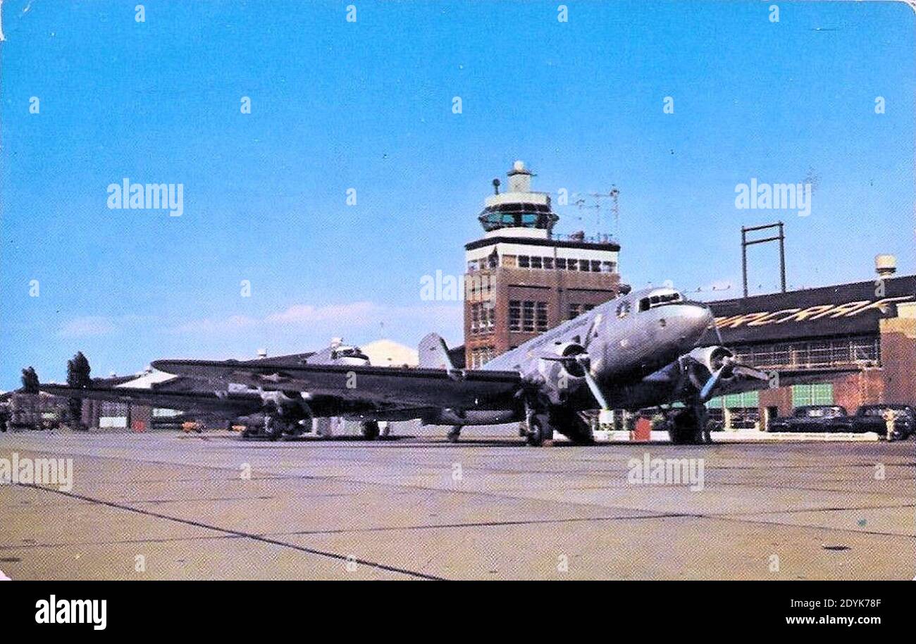 Base dell'aeronautica di Langley - C-47 sulla rampa di Parkng. Foto Stock