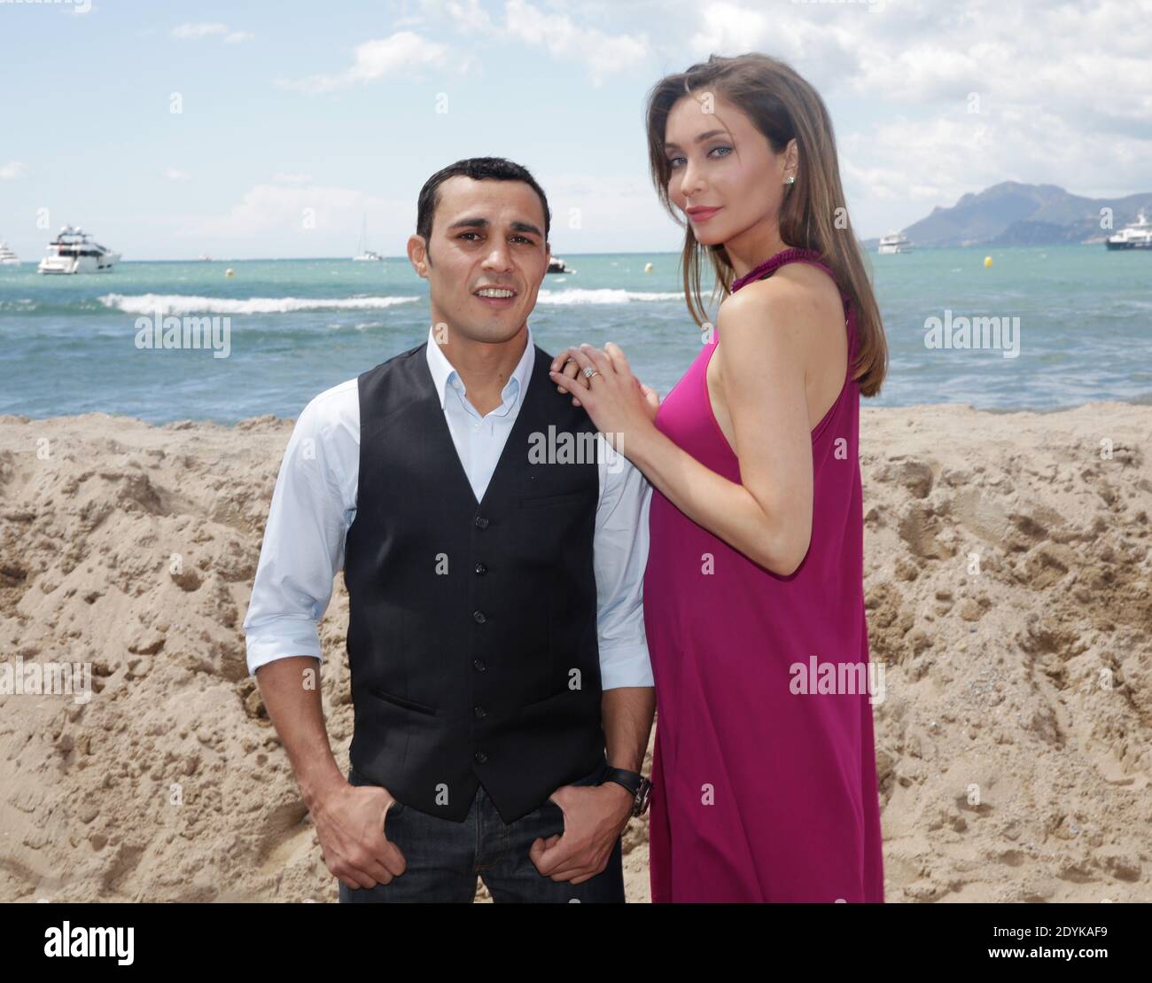 NESSUN WEB. NESSUNA APPLICAZIONE FINO AL 31 MAGGIO 2013. ESCLUSIVA - Brahim Asloum e Isabella Orsini in posa ad una fotocellula 'Young Perez' tenuta a Plage Magnum nell'ambito del 66° Festival del Cinema di Cannes, in Francia, il 19 maggio 2013. Foto di Jerome Domine/ABACAPRESS.COM Foto Stock