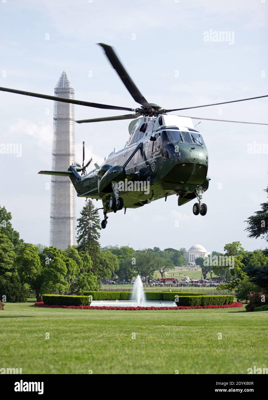 Il presidente Barack Obama torna al prato sud della Casa Bianca a bordo di Marine One dopo un viaggio di un giorno ad Atlanta, Georgia, dove ha tenuto il discorso di inizio al Morehouse College e ha frequentato una raccolta fondi per il Sen. Michael Bennett il 19 maggio 2013. Foto di Martin H. Simon/Pool/ABACAPRESS.COM Foto Stock