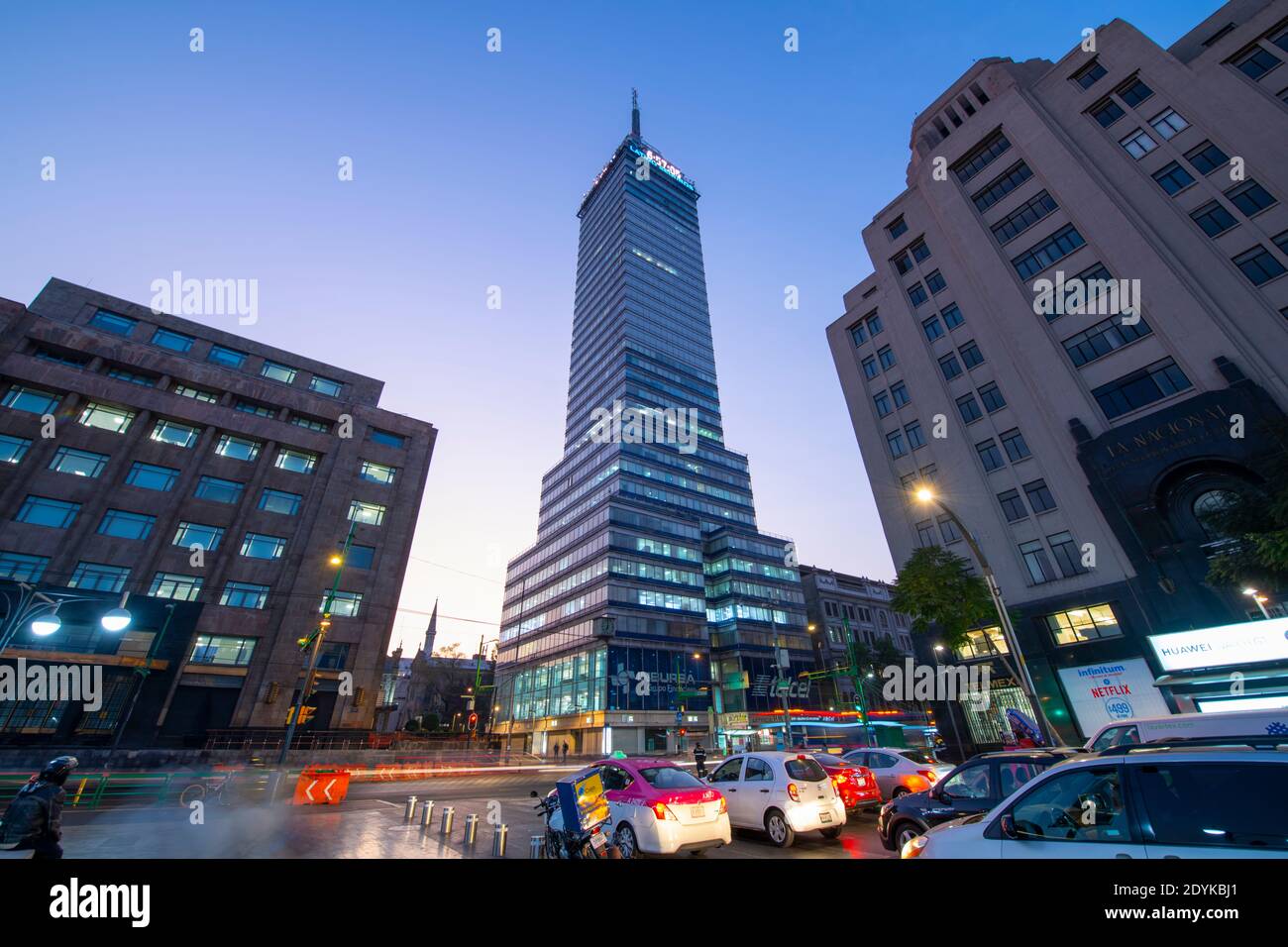 Torre Latinoamericana la mattina presto con il crepuscolo all'alba su Avenida Francisco Madero e Eje Central Lazaro Cardenas, Città del Messico CDMX, Messico Foto Stock