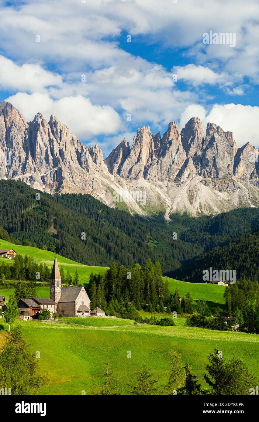 Le vette del Monte Odle e la Chiesa di Santa Maddalena Foto Stock