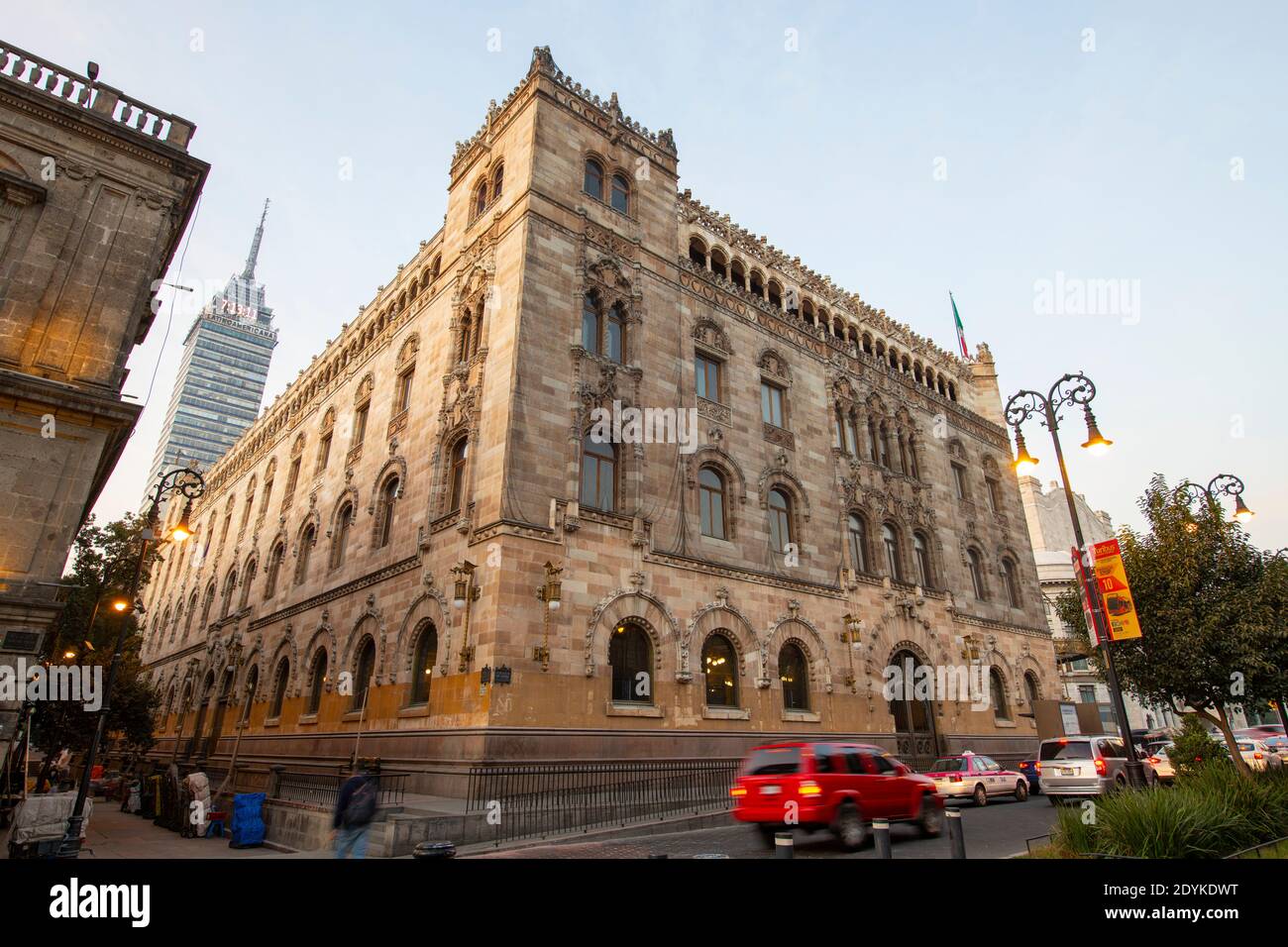 Palacio Postal e Museo Postal su Calle de Tacuba e Torre Latinoamericana nel centro storico di Città del Messico CDMX, Messico. Foto Stock