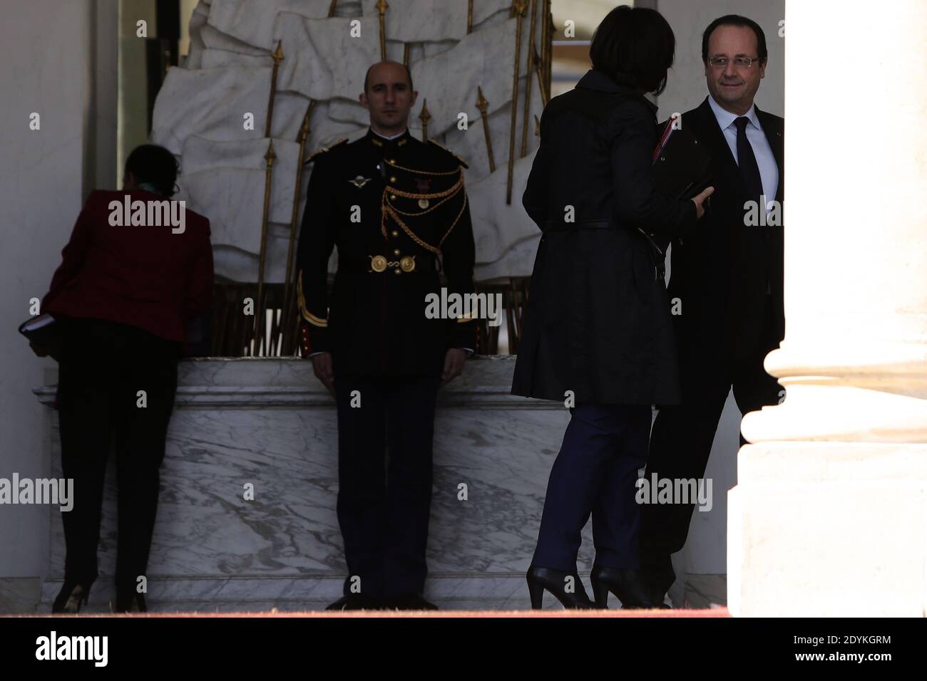 Marie-Arlette Carlotti parla con il Presidente Francois Hollande, lasciando il Palazzo Elysee dopo la riunione settimanale del gabinetto, a Parigi, in Francia, il 22 maggio 2013. Foto di Stephane Lemouton/ABACAPRESS.COM Foto Stock