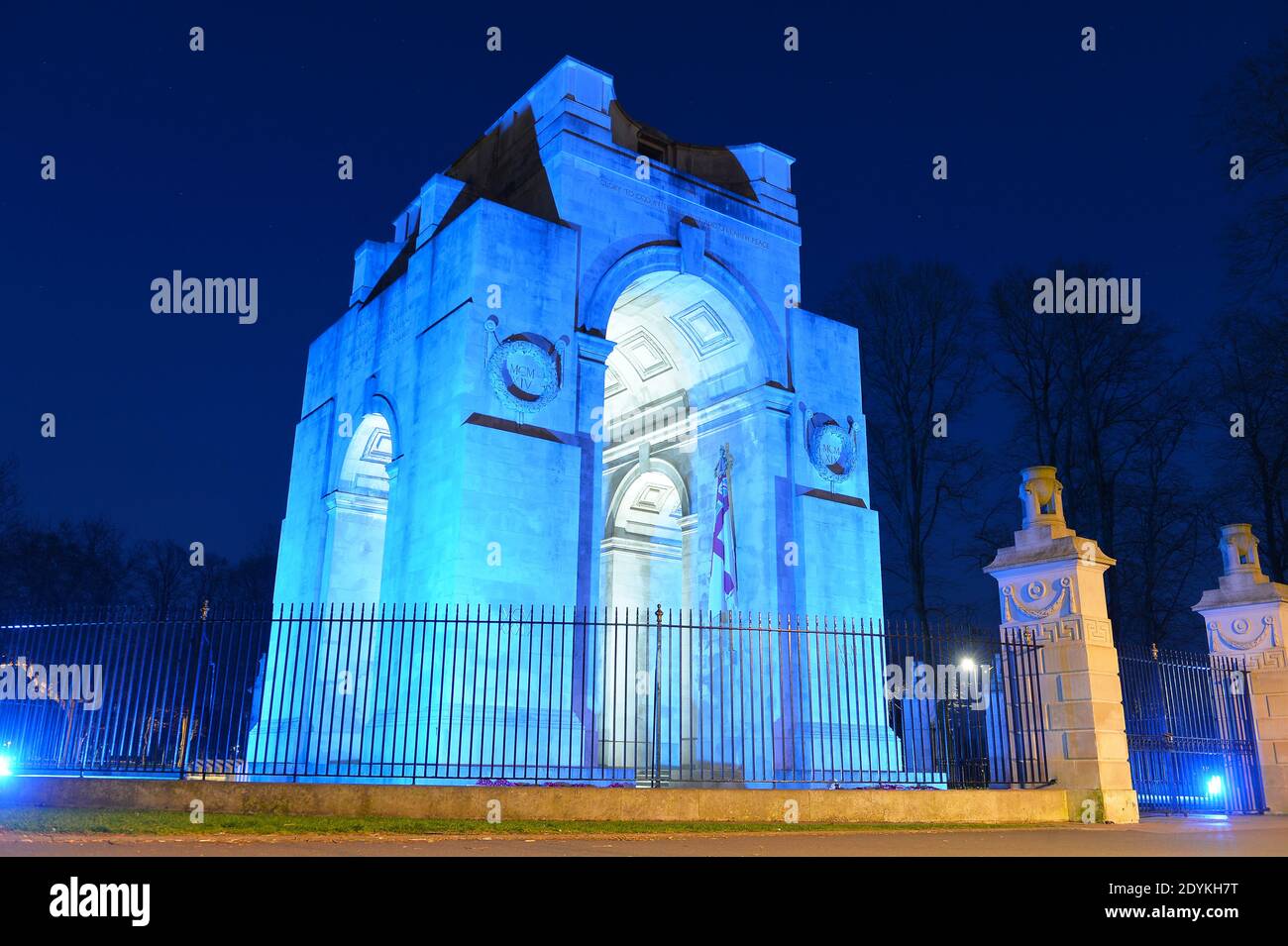 Il Memoriale di Guerra nel Victoria Park a Leicester è illuminato Con luce blu per rendere omaggio ai lavoratori NHS Durante il Pandemic di Coronavirus Foto Stock