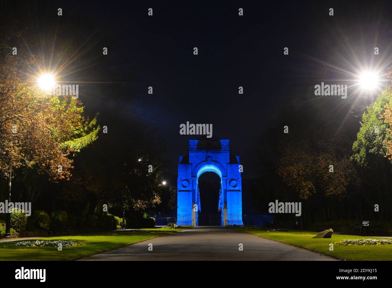 Il Memoriale di Guerra nel Victoria Park a Leicester è illuminato Con luce blu per rendere omaggio ai lavoratori NHS Durante il Pandemic di Coronavirus Foto Stock