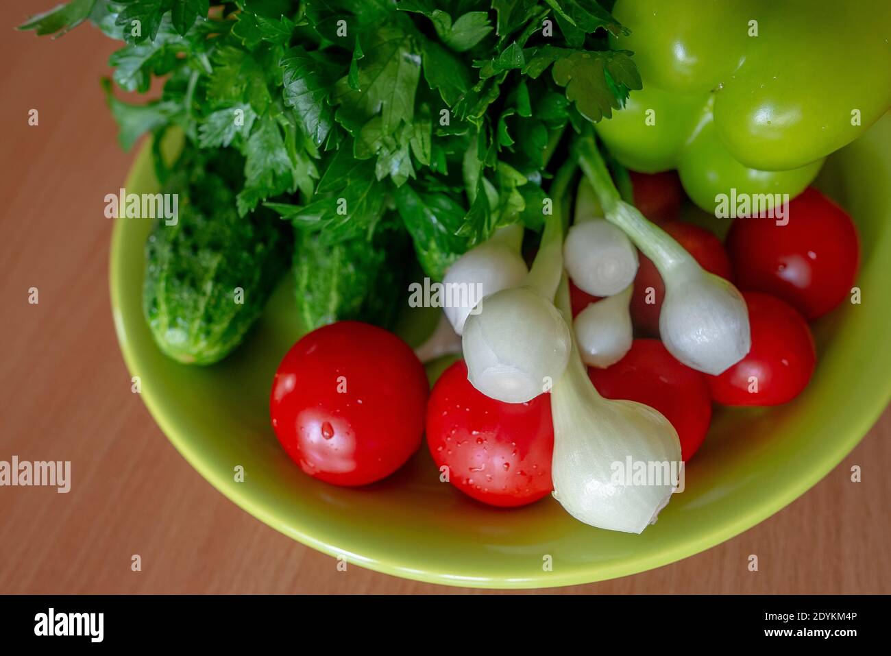 Ingredienti per insalata freschi e lavati - varietà di verdure sane per un pasto crudo Foto Stock