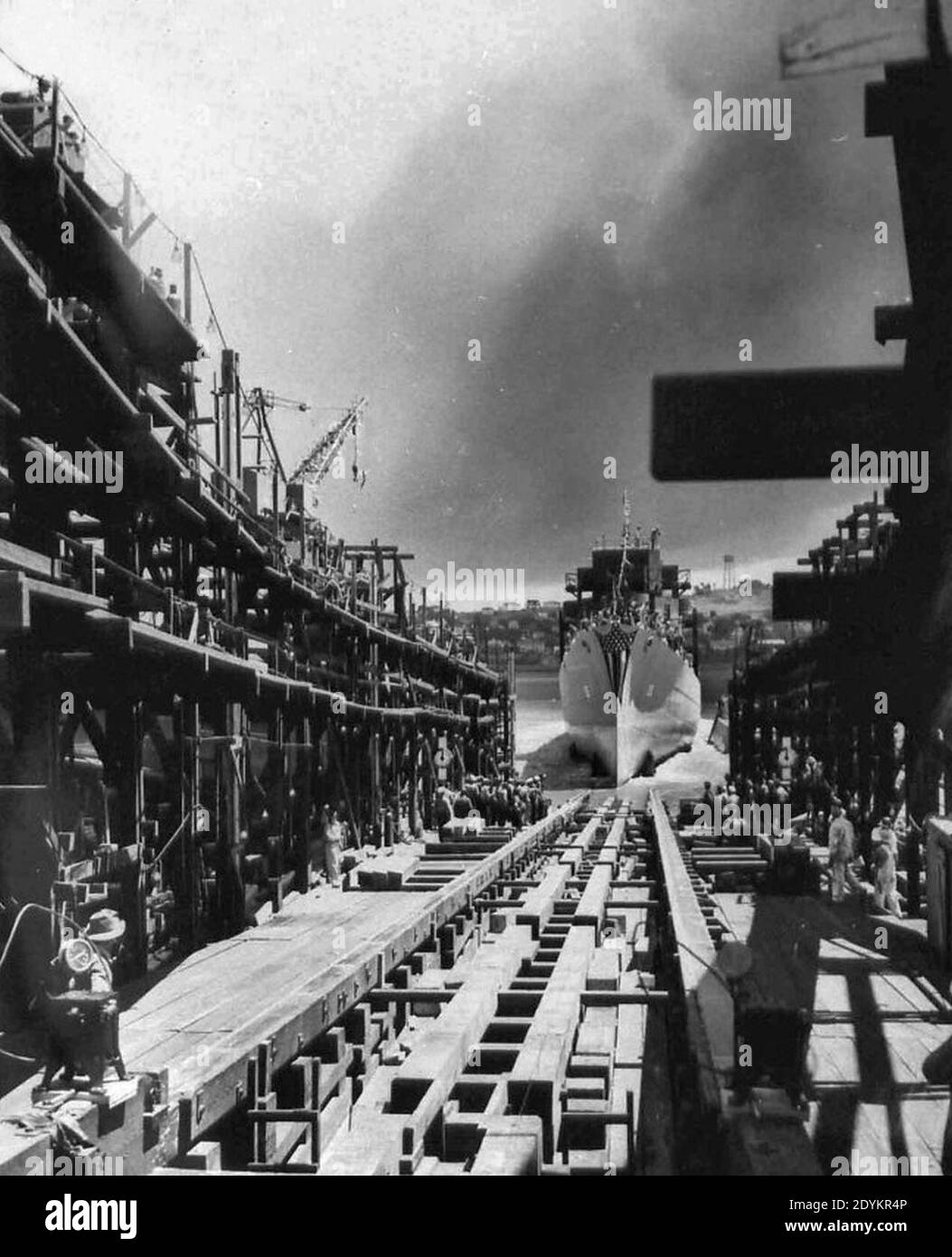 Lancio della USS Tisdale (DE-33) presso il cantiere navale di Mare Island il 28 giugno 1943. Foto Stock