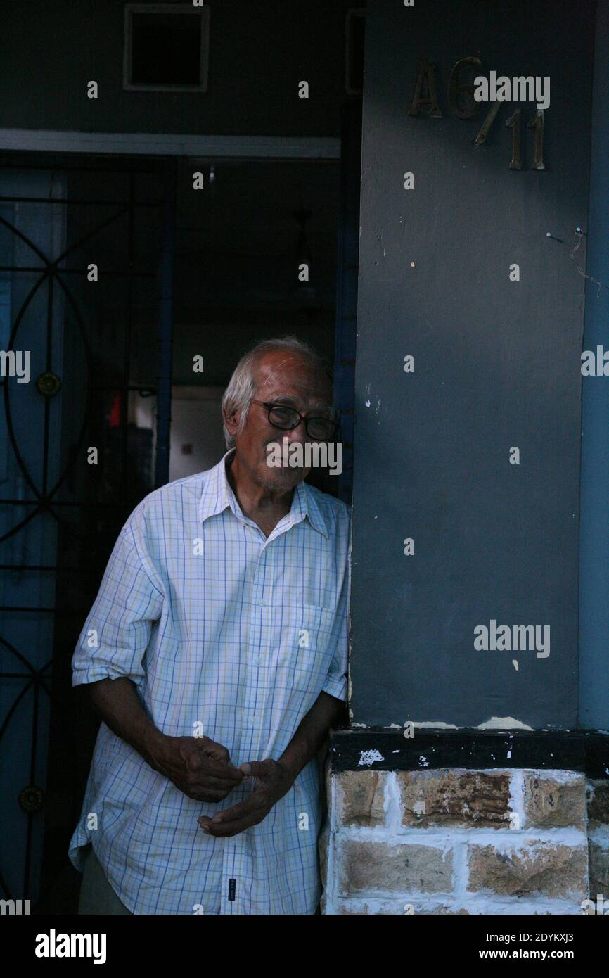 Bekasi, Indonesia. 26 Dicembre 2020. Harry dalle ha 73 anni, una delle storie di un sopravvissuto Covid-19 che attualmente vive da solo con le sue attività a casa sua nella zona di Jatirangga, Jatisampurna, Bekasi, Giava Occidentale. In questa celebrazione di Natale del 2020, si sentì molto triste e sentì così solo che non poteva dimenticare il suo fratello minore che morì per primo a causa del cancro al midollo osseo. (Foto di Kuncoro Widyo Rumpoko/Pacific Press) Credit: Pacific Press Media Production Corp./Alamy Live News Foto Stock