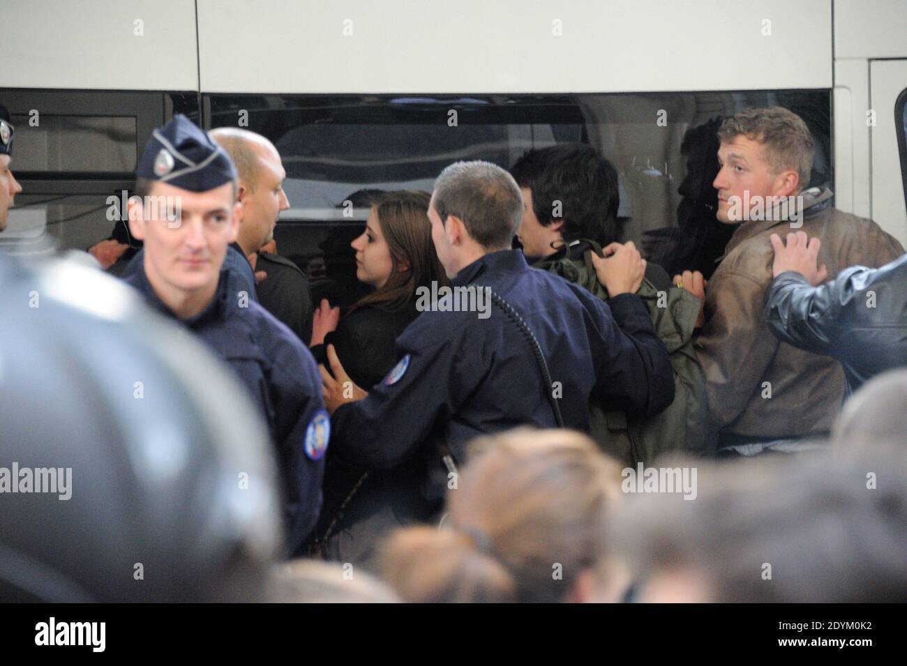 Exclusive - Demonstrator contro il 'Mariage pour tous' durante il centenario 'le Sacre du Printemps' al Theatre de Champs Elysees a Parigi, Francia, il 29 maggio 2013. Foto di Alban WytersABACAPRESS.COM Foto Stock