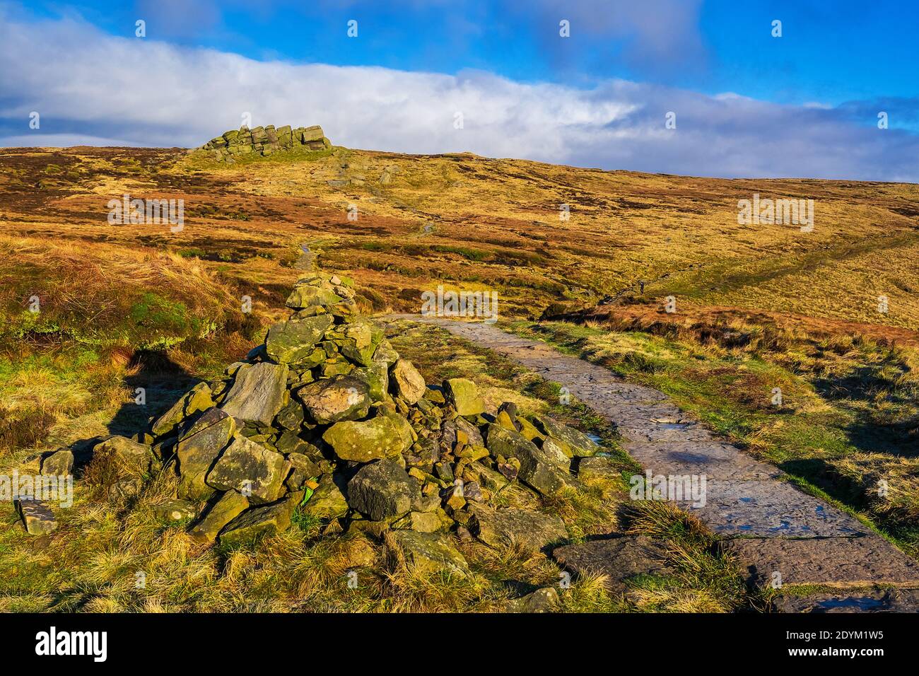 L'altopiano brughiera del Peak District intorno Kinder Scout. Edale Rocks dal percorso di restauro sopra la scala Jacobs Foto Stock