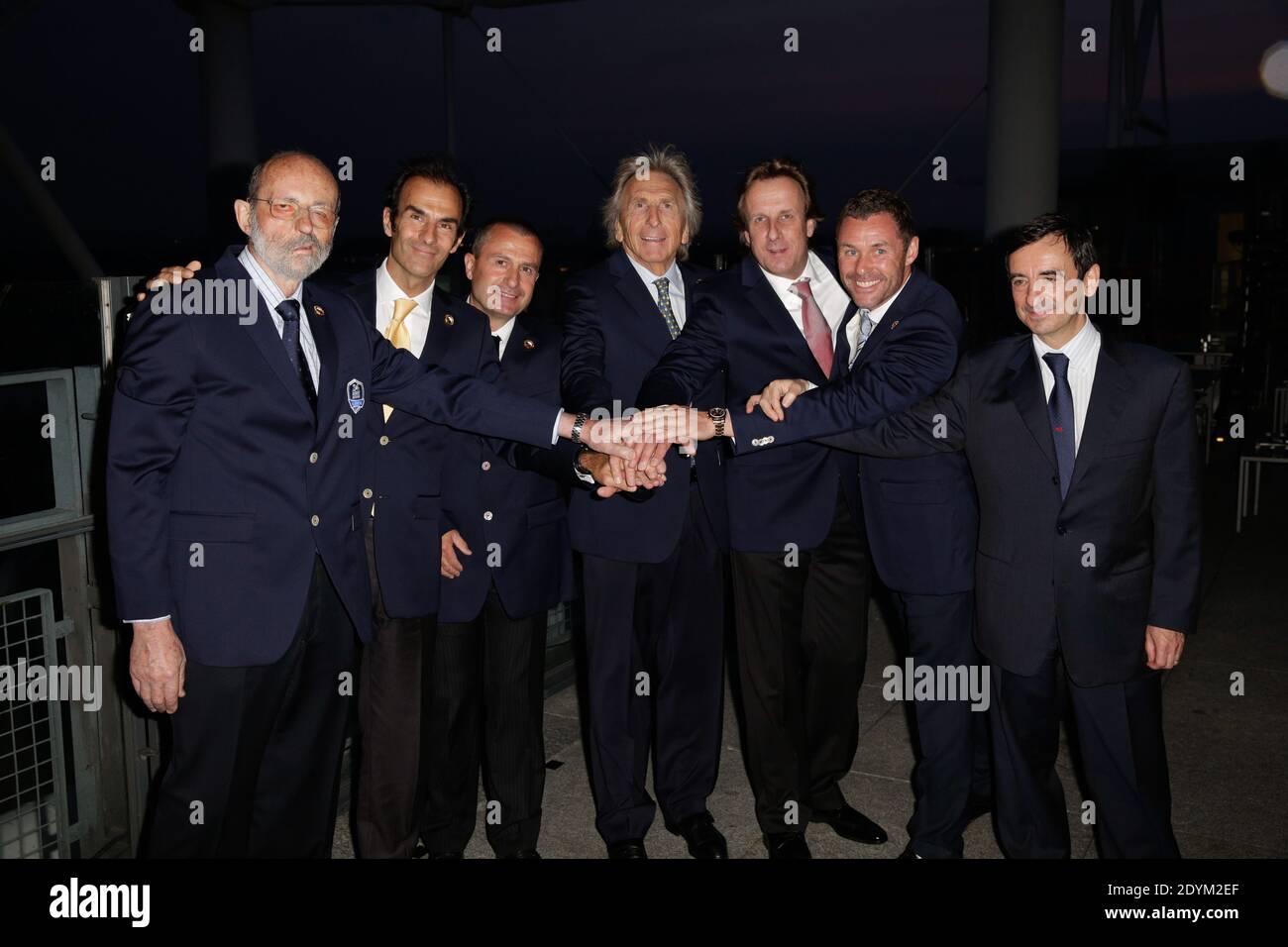 Henri Pescarolo, Emanuele Pirro, Yannick Dalmas, Derek Bell, Frank Biela, Tom Kristensen e Pierre Fillon partecipano alla festa per il 90° anniversario della 24H du Mans che si è tenuta il 31 maggio 2013 al ristorante le Georges di Parigi. Foto di Jerome Domine/ABACAPRESS.COM Foto Stock