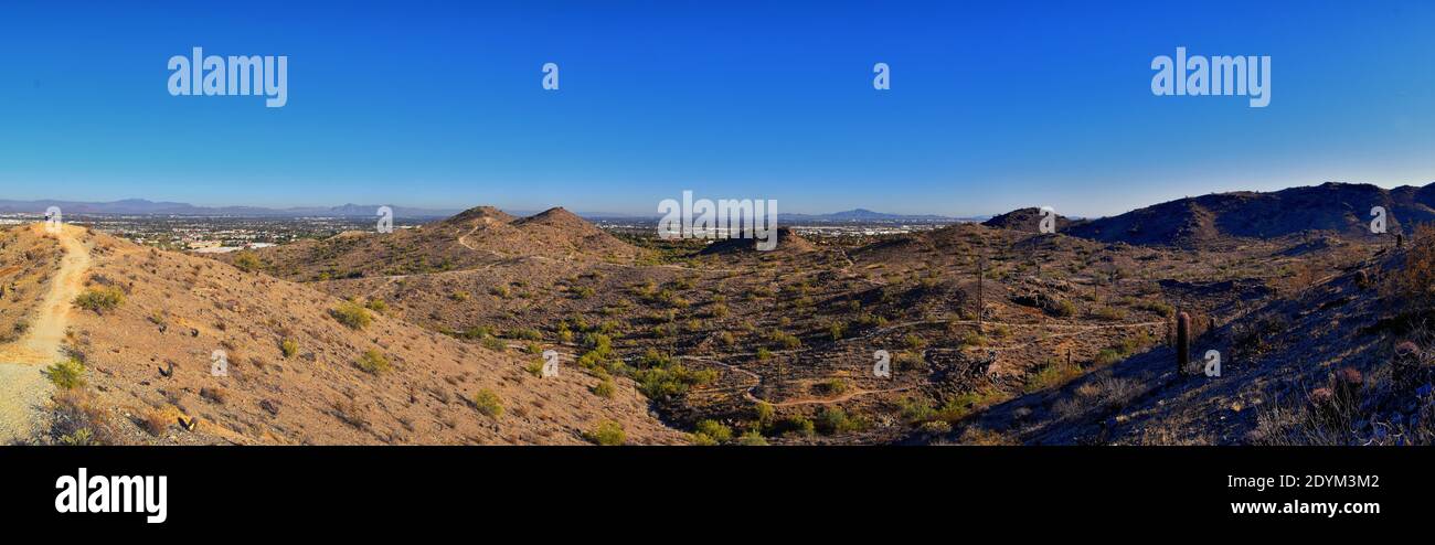 South Mountain Park e preserva le vedute dal Pima Canyon Hiking Trail, Phoenix, deserto dell'Arizona meridionale. Stati Uniti. Foto Stock