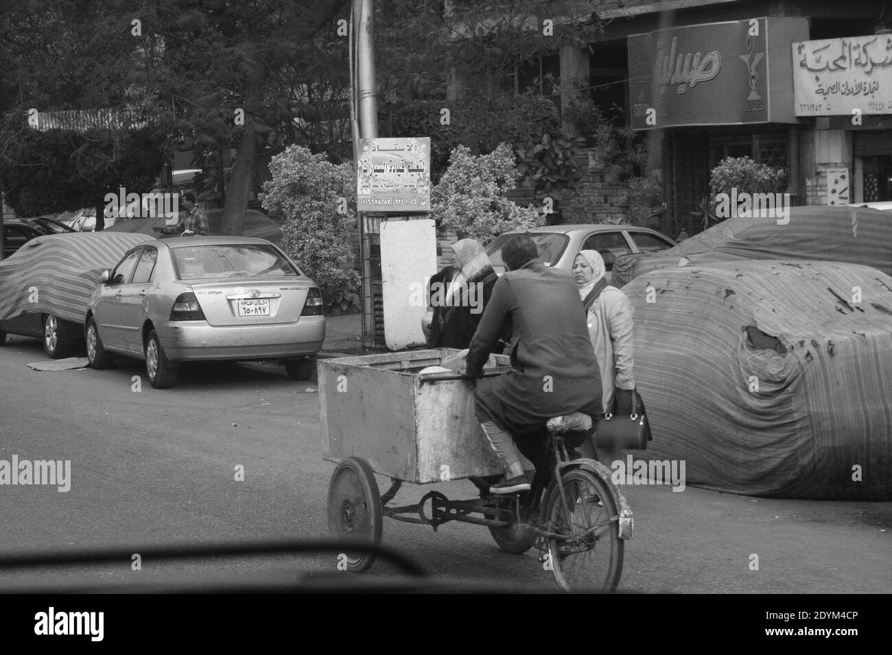 Vicino al Cairo Egitto : la strada con un uomo su triciclo e donne,  automobili Foto stock - Alamy