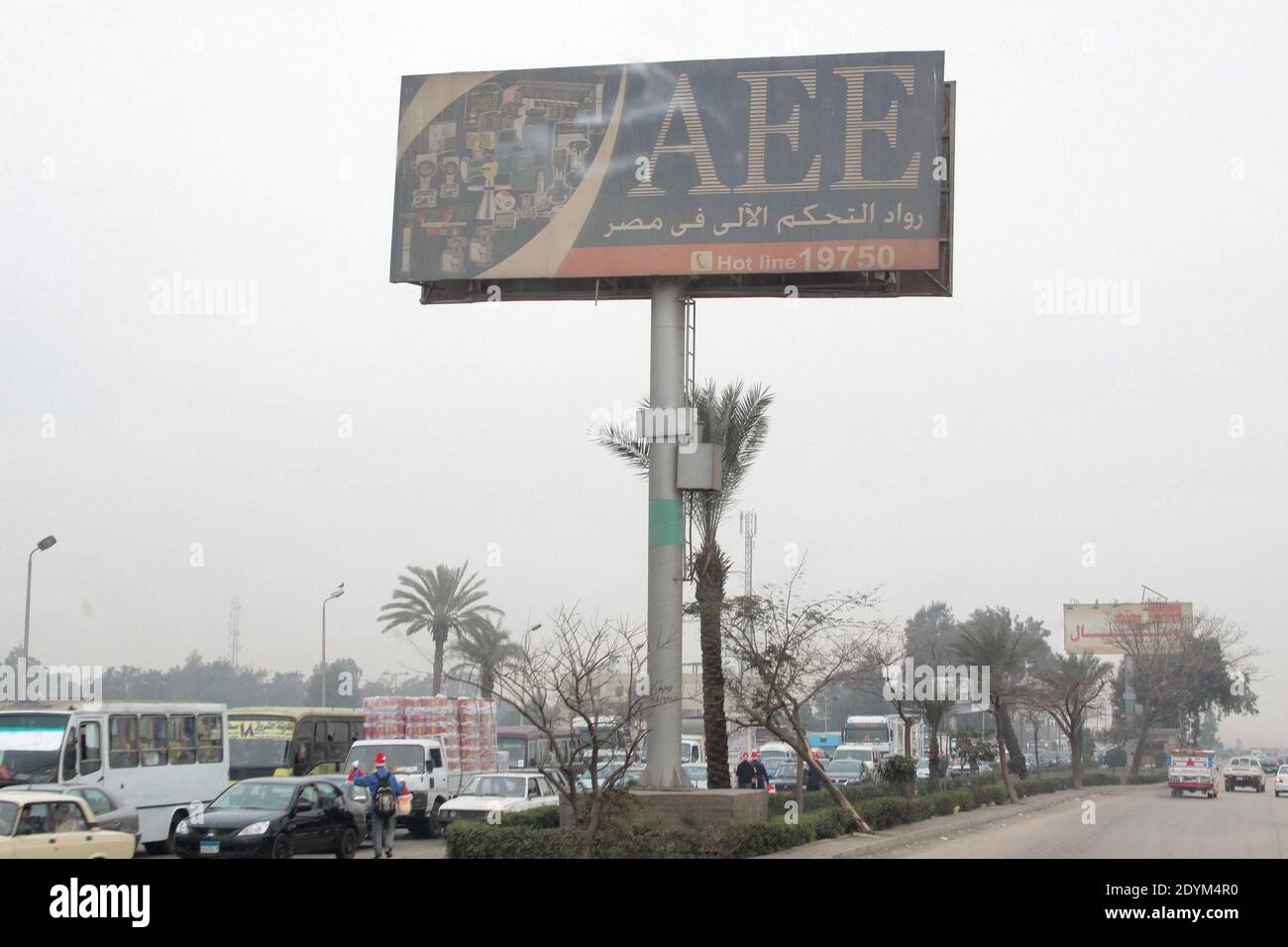 Vicino al Cairo Egitto : la strada con auto, camion e autobus e un grande pannello ad AEE Foto Stock