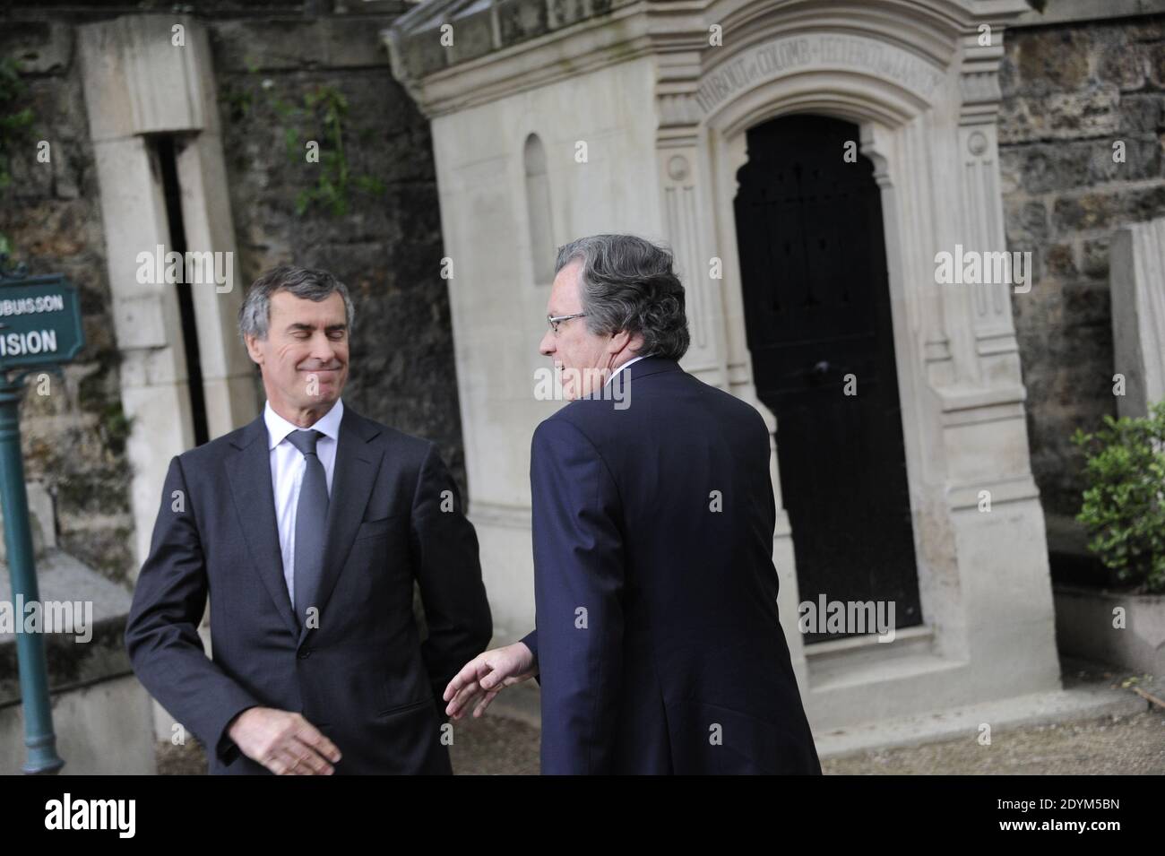 Jerome Cahuzac e Claude Evin arrivano al servizio funebre per Guy Carcassonne al cimitero di Montmartre a Parigi, Francia il 3 giugno 2013. Foto di Mousse-Wyters/ABACAPRESS.COM Foto Stock