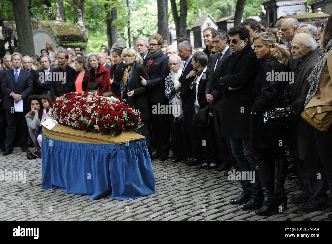 Jean-Louis Debre, Claire Bretecher, Jerome Cahuzac e Patrick Bruel assistono al servizio funebre di Guy Carcassonne al cimitero di Montmartre a Parigi, Francia, il 3 giugno 2013. Foto di Mousse-Wyters/ABACAPRESS.COM Foto Stock