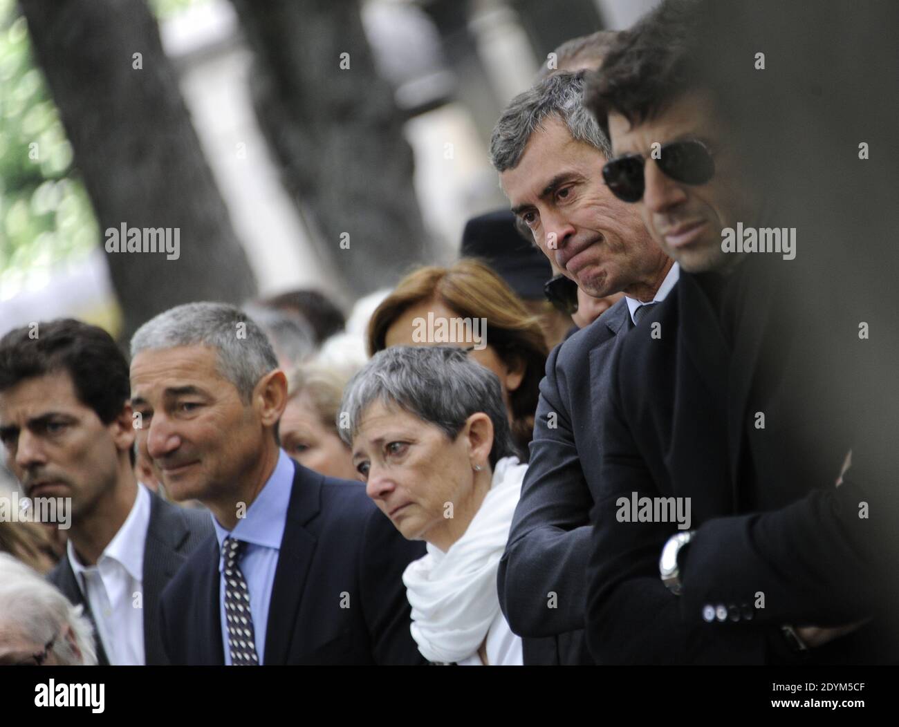 Jerome Cahuzac e Patrick Bruel assistono al servizio funerale di Guy Carcassonne al cimitero di Montmartre a Parigi, Francia, il 3 giugno 2013. Foto di Mousse-Wyters/ABACAPRESS.COM Foto Stock