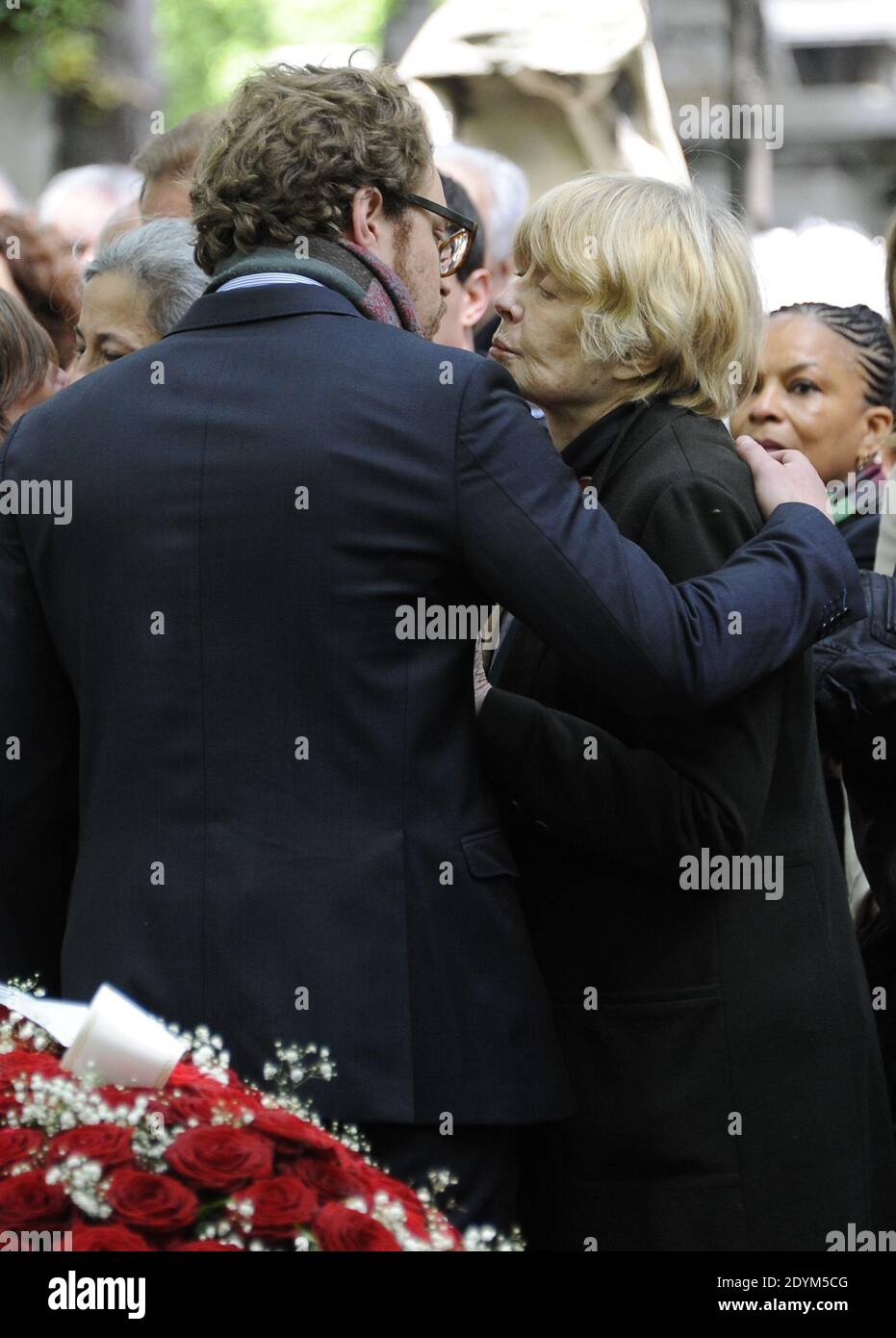 Claire Bretecher partecipa al servizio funebre di Guy Carcassonne al cimitero di Montmartre a Parigi, Francia, il 3 giugno 2013. Foto di Mousse-Wyters/ABACAPRESS.COM Foto Stock