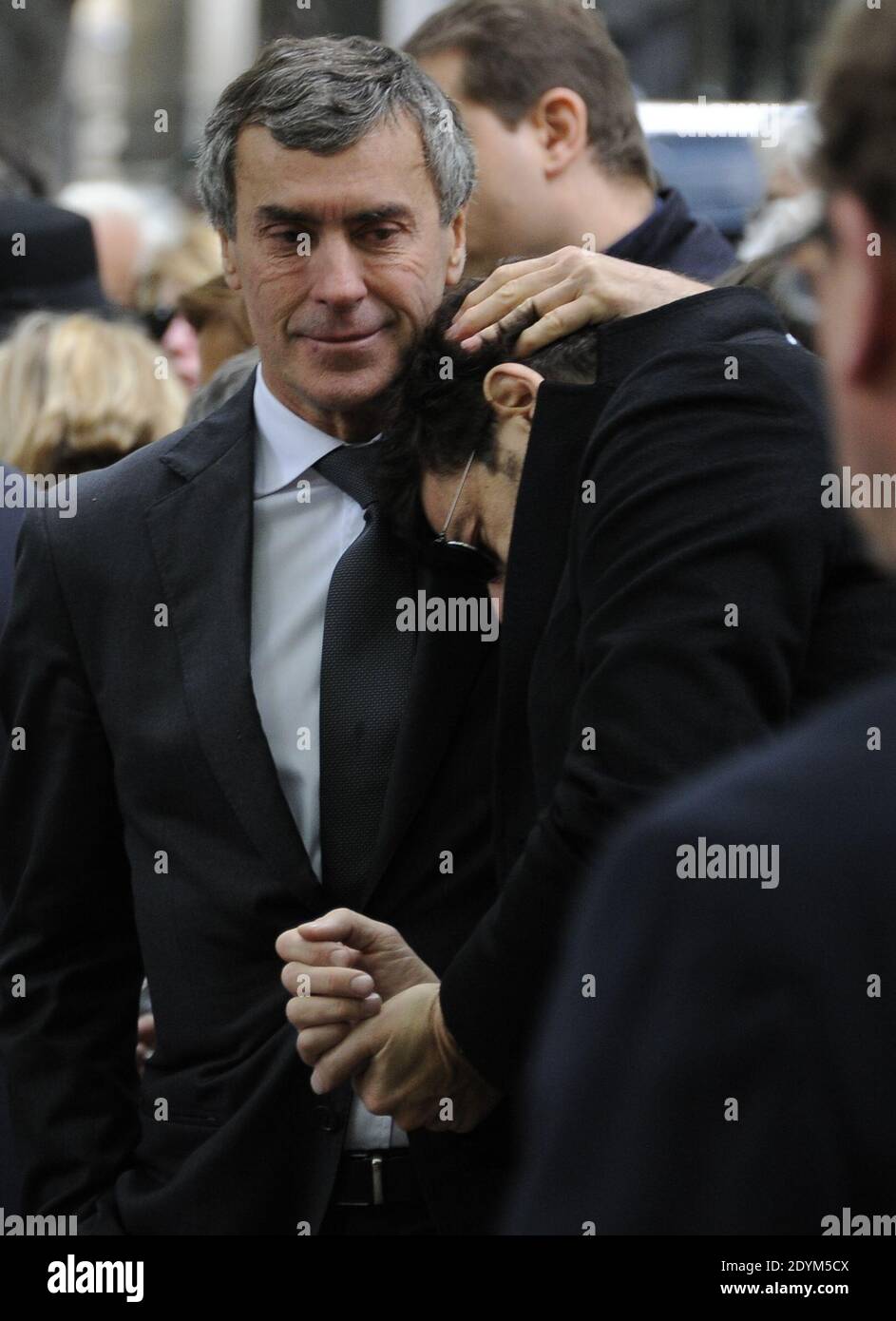 Jerome Cahuzac e Patrick Bruel assistono al servizio funerale di Guy Carcassonne al cimitero di Montmartre a Parigi, Francia, il 3 giugno 2013. Foto di Mousse-Wyters/ABACAPRESS.COM Foto Stock