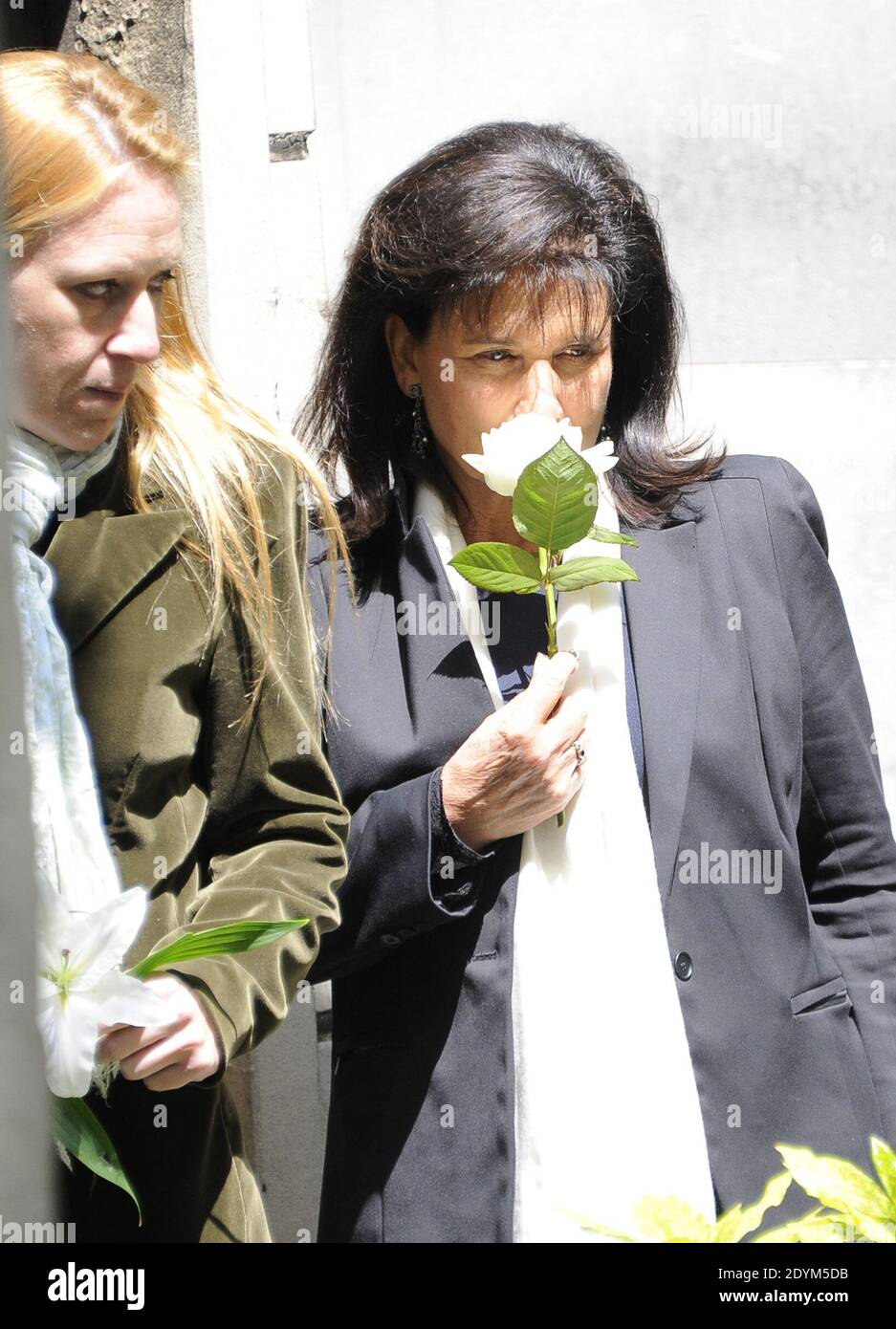 Anne Sinclair e Anne Hommel partecipano al servizio funebre di Guy Carcassonne al cimitero di Montmartre a Parigi, Francia, il 3 giugno 2013. Foto di Mousse-Wyters/ABACAPRESS.COM Foto Stock