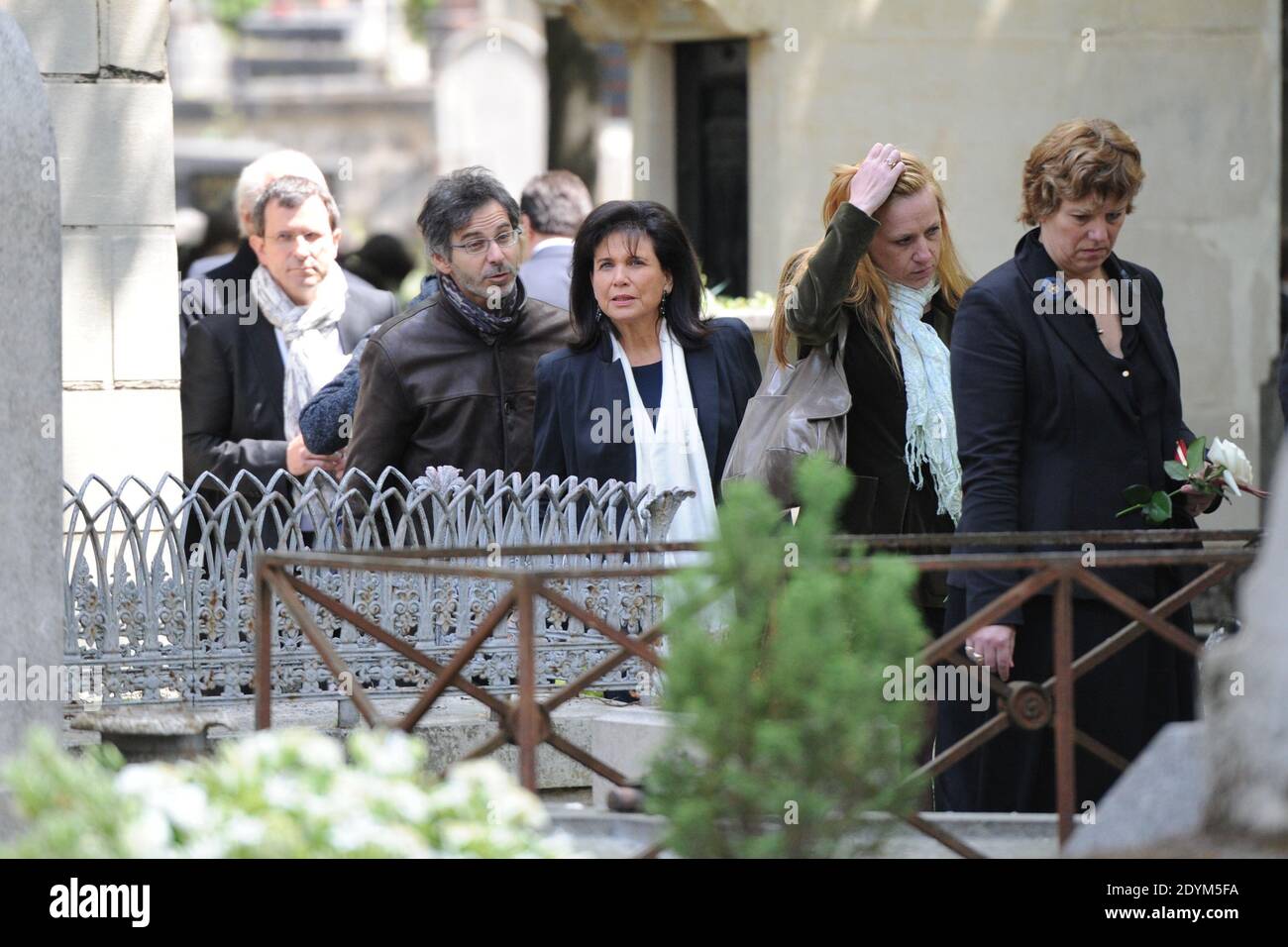 Anne Sinclair partecipa al servizio funebre di Guy Carcassonne al cimitero di Montmartre a Parigi, Francia, il 3 giugno 2013. Foto di Mousse-Wyters/ABACAPRESS.COM Foto Stock