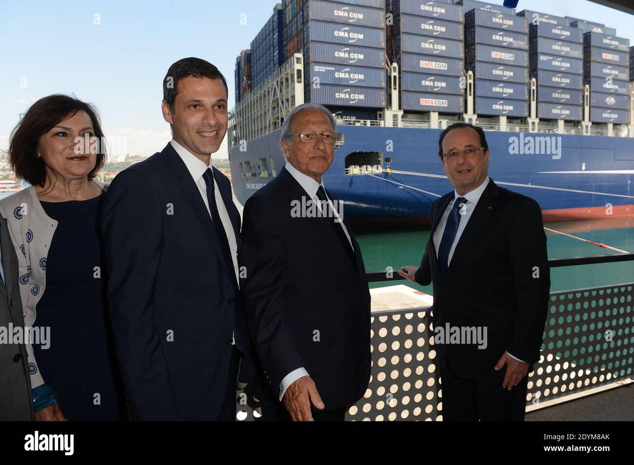 L-R : Marie-Arlette Carlotti, Rodolphe Saade (Vice Amministratore Delegato di CMA CGM), Jacques Saade (Amministratore Delegato di CMA CGM) e il presidente francese Francois Hollande (a sinistra) partecipano all'inaugurazione di 'CMA CGM Jules Verne', la nave container più grande del mondo che naviga sotto bandiera francese, vista a Marsiglia, in Francia il 3 giugno 2013. Foto di Ammar Abd Rabbo/ABACAPRESS.COM Foto Stock