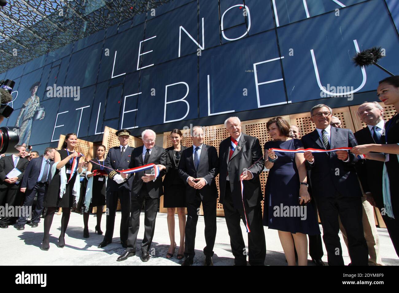 Il presidente francese Francois Hollande inaugura a Marsiglia, il 4 giugno 2013, il ministro della Cultura Aurelia Filippetti, il ministro junior per i disabili Marie-Arlette Carlotti, il presidente della regione PACA Michel Vauzelle, il Prefetto regionale Hugues Parant e il sindaco di Marsiglia Jean-Claude Gaudin. Foto di Karine Villalonga/piscina/ABACAPRESS.COM Foto Stock