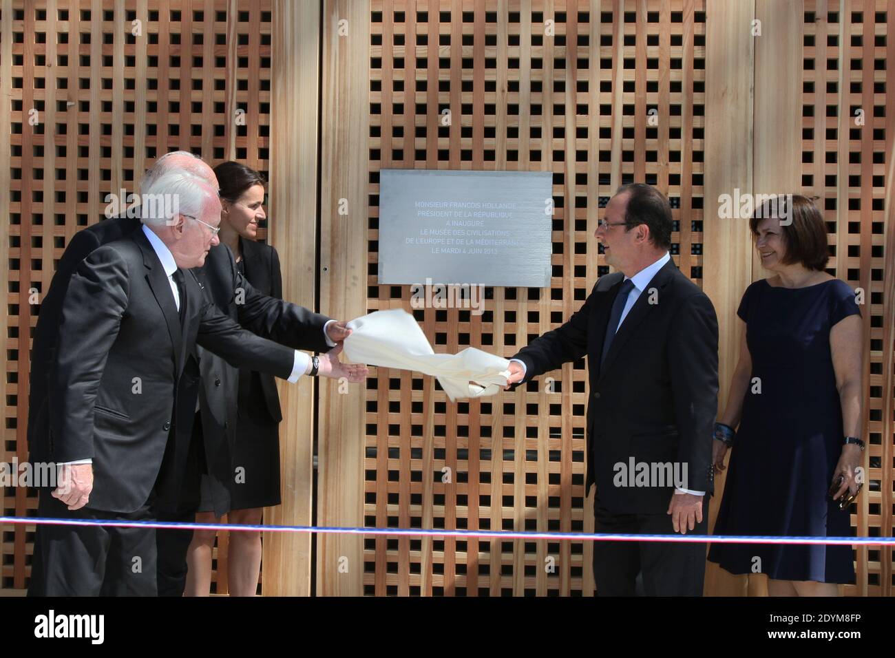 Il presidente francese Francois Hollande inaugura a Marsiglia, in Francia, il 4 giugno 2013, il ministro della Cultura Aurele Filippetti, il ministro junior per i disabili Marie-Arlette Carlotti, il presidente della regione PACA Michel Vauzelle e il sindaco di Marsiglia Jean-Claude Gaudin. Foto di Karine Villalonga/piscina/ABACAPRESS.COM Foto Stock