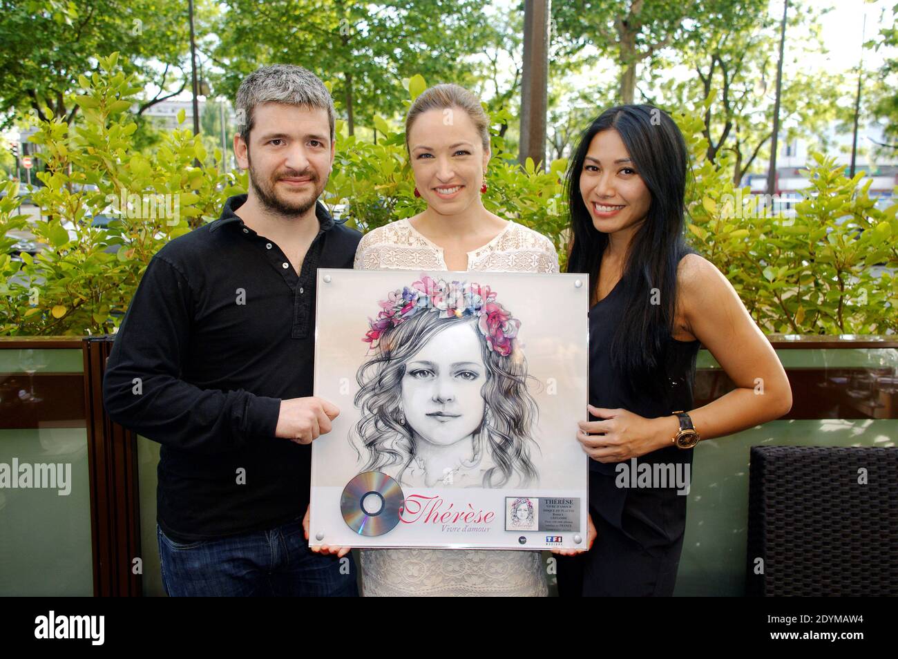 I cantanti (L-R) Gregoire, Natasha St-Pier e Anggun posano con il disco di platino ricevuto per il loro album "Therese, Vivre d'Amour" a Parigi, Francia, il 6 giugno 2013. Foto di Alban Wyters/ABACAPRESS.COM Foto Stock