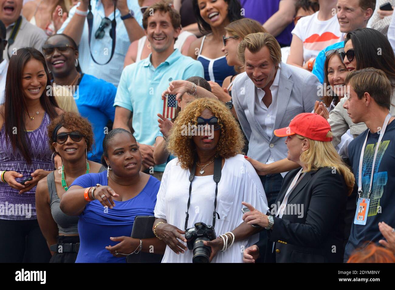 La famiglia Serena Williams si è presentata negli stand durante la partita di Serena contro la russa Maria Sharapova nella finale femminile dell'Open di tennis Francese 2013 allo stadio Roland-Garros di Parigi, in Francia, l'8 giugno 2013. Williams ha vinto 6-4, 6-4. Foto di Henri Szwarc/ABACAPRESS.COM Foto Stock