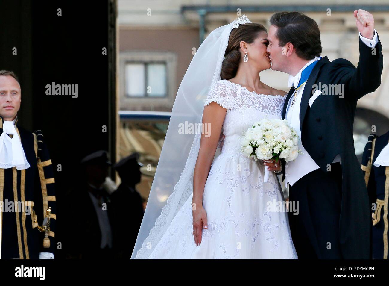 La principessa Madeleine di Svezia e Christopher o'Neill sorridono ai wellwishers dopo la cerimonia di matrimonio nella Cappella reale all'interno del Palazzo reale di Stoccolma, Svezia, sabato 8 giugno 2013. Foto di Patrick Bernard/ABACAPRESS.COM Foto Stock