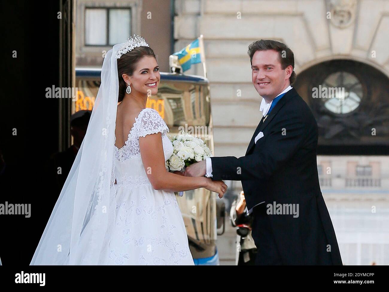 La principessa Madeleine di Svezia e Christopher o'Neill sorridono ai wellwishers dopo la cerimonia di matrimonio nella Cappella reale all'interno del Palazzo reale di Stoccolma, Svezia, sabato 8 giugno 2013. Foto di Patrick Bernard/ABACAPRESS.COM Foto Stock