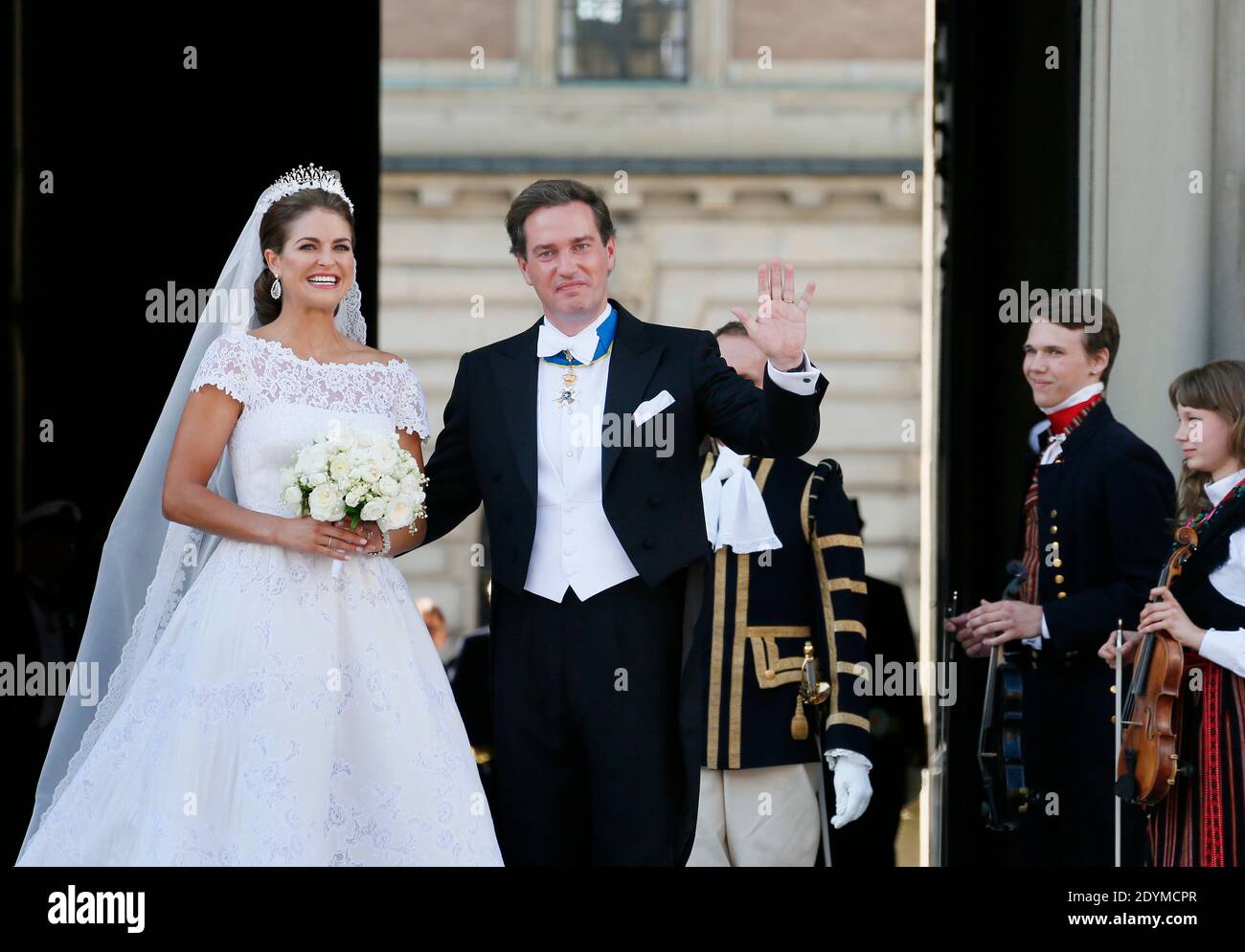 La principessa Madeleine di Svezia e Christopher o'Neill sorridono ai wellwishers dopo la cerimonia di matrimonio nella Cappella reale all'interno del Palazzo reale di Stoccolma, Svezia, sabato 8 giugno 2013. Foto di Patrick Bernard/ABACAPRESS.COM Foto Stock