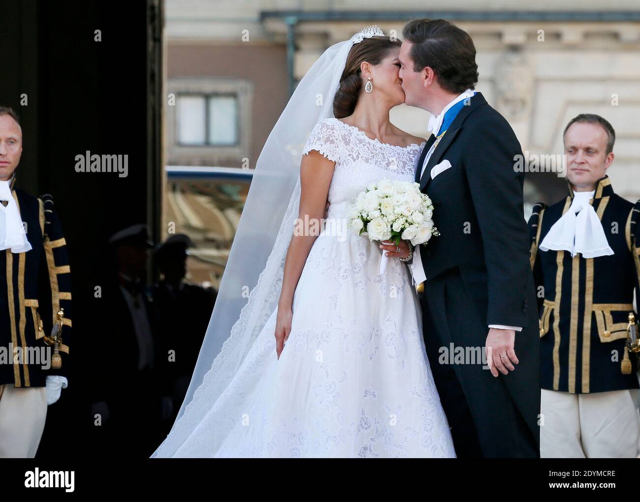 La principessa Madeleine di Svezia e Christopher o'Neill sorridono ai wellwishers dopo la cerimonia di matrimonio nella Cappella reale all'interno del Palazzo reale di Stoccolma, Svezia, sabato 8 giugno 2013. Foto di Patrick Bernard/ABACAPRESS.COM Foto Stock