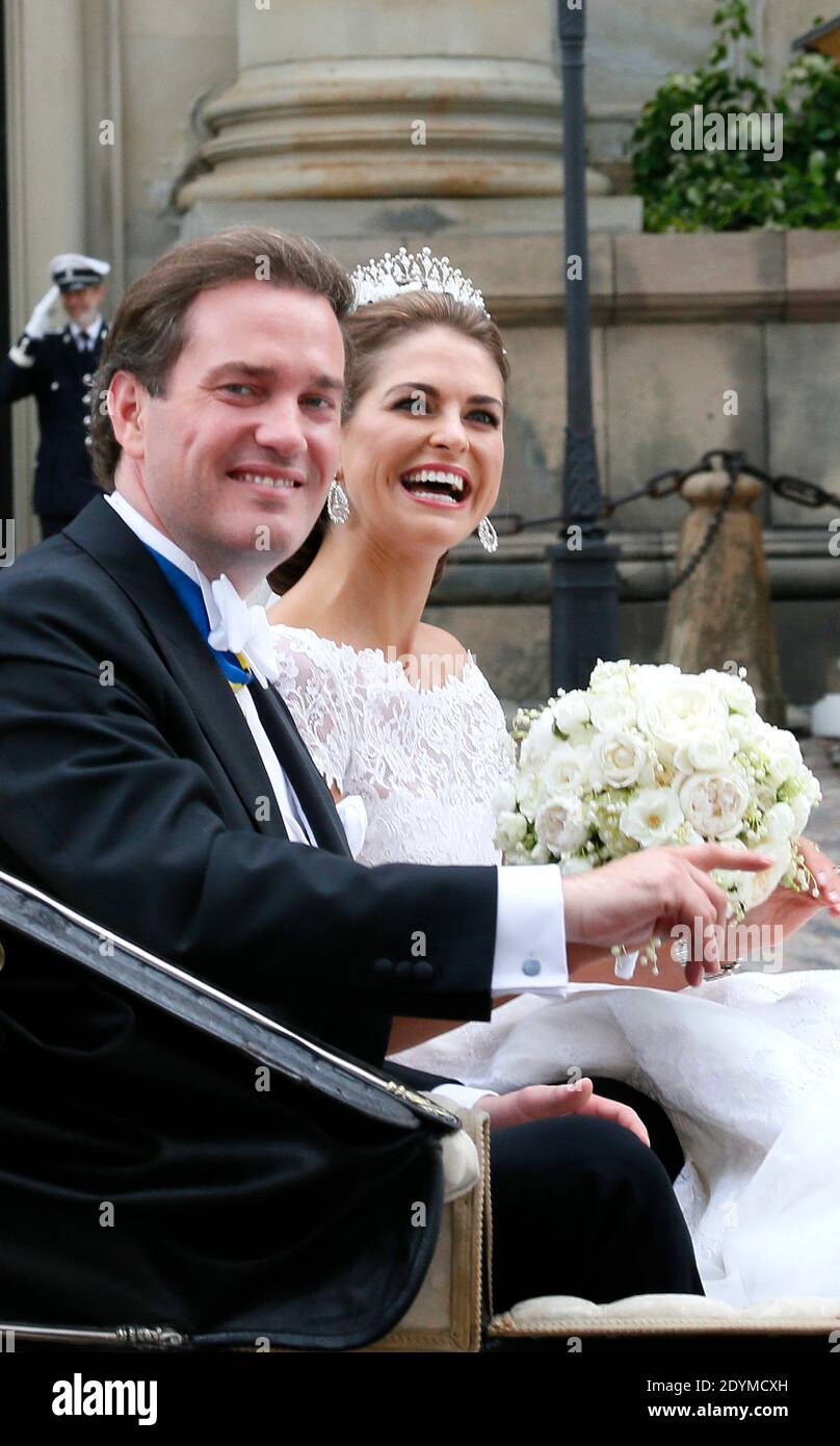 La principessa Madeleine di Svezia e Christopher o'Neill guidano in una carrozza dal Palazzo reale a Riddarholmen dopo il loro matrimonio a Stoccolma, Svezia, 08 giugno 2013. Foto di Patrick Bernard/ABACAPRESS.COM Foto Stock